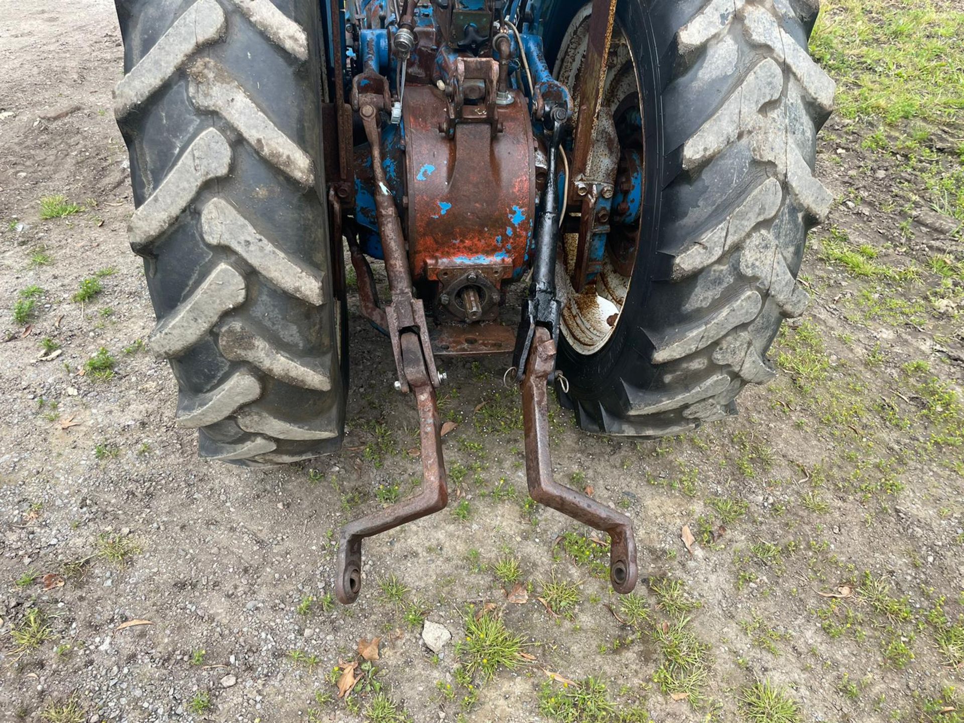 FORD 3000 VINYARD TRACTOR, RUNS DRIVES AND WORKS, ALL GEARS WORK *PLUS VAT* - Image 9 of 10