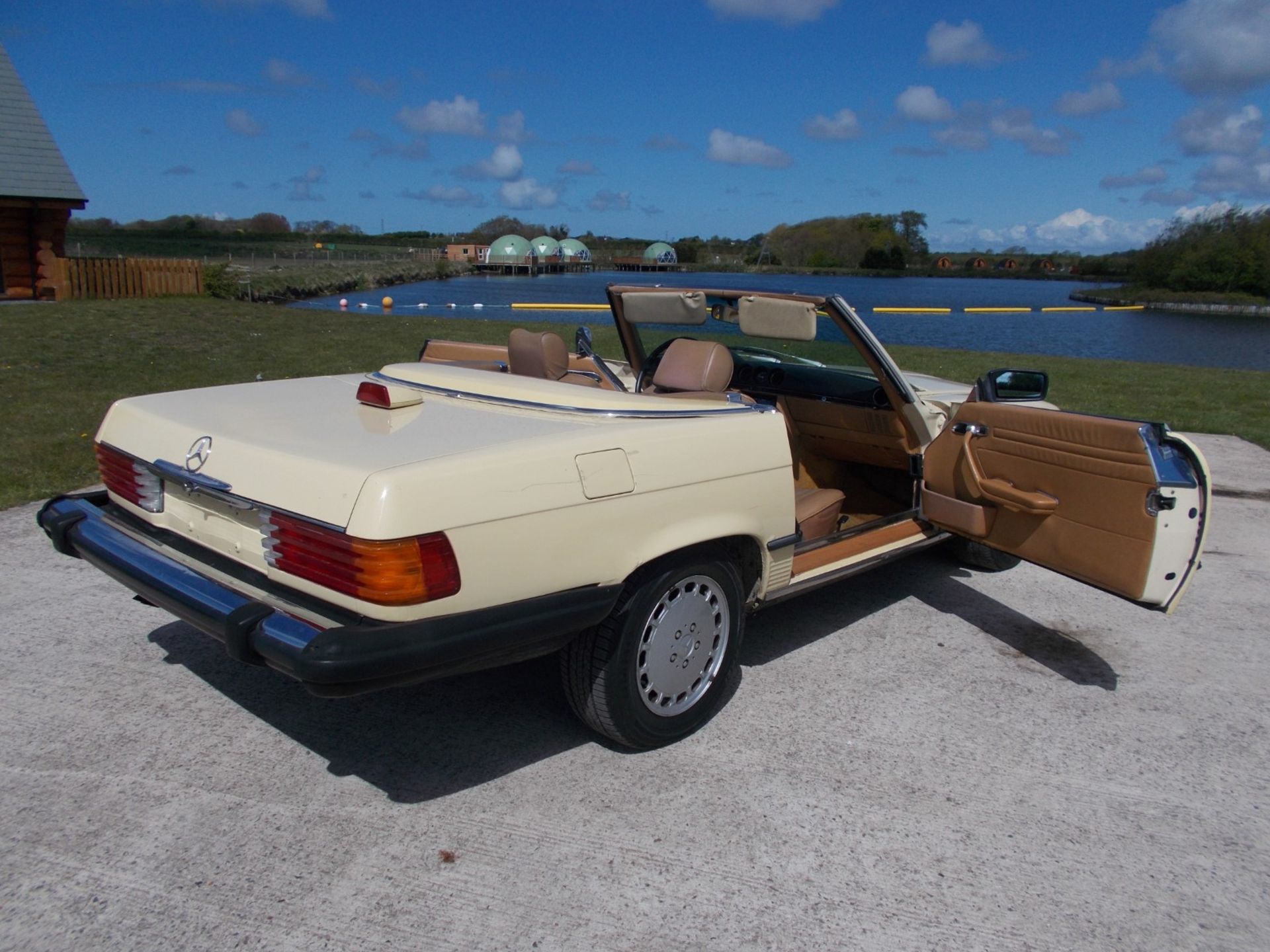 1986 MERCEDES 560SL, 5.5 V8 AUTOMATIC, LIGHT YELLOW WITH TAN LEATHER, 87K MILES *NO VAT* - Image 7 of 36