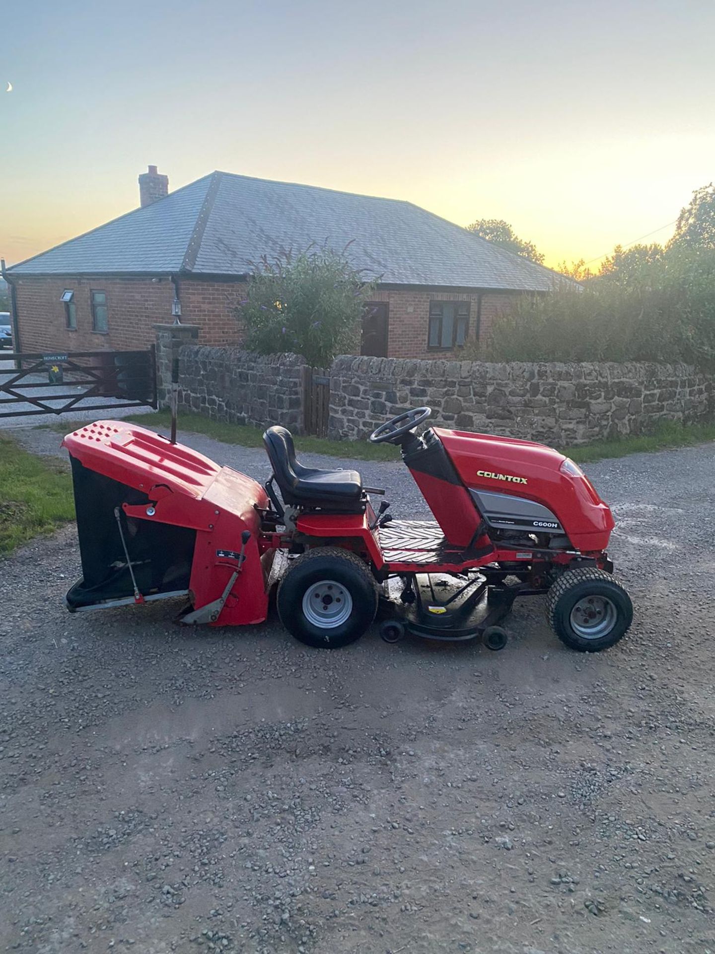 COUNTAX C600H RIDE ON LAWN MOWER, 4 WHEEL DRIVE, RUNS DRIVES CUTS AND COLLECTS *NO VAT*