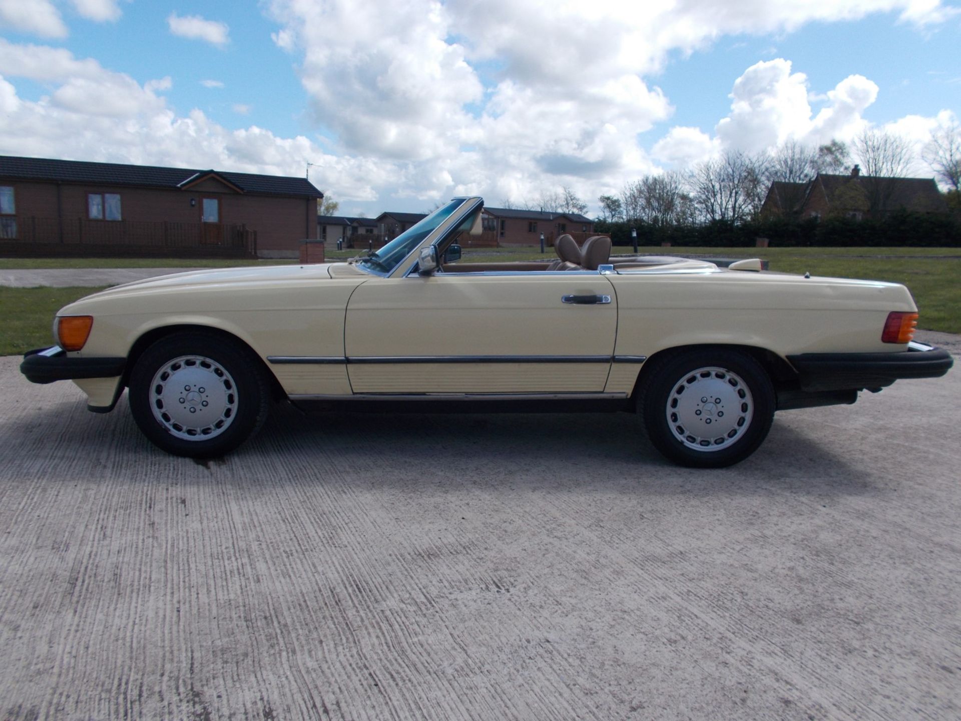 1986 MERCEDES 560SL, 5.5 V8 AUTOMATIC, LIGHT YELLOW WITH TAN LEATHER, 87K MILES *NO VAT* - Image 4 of 36