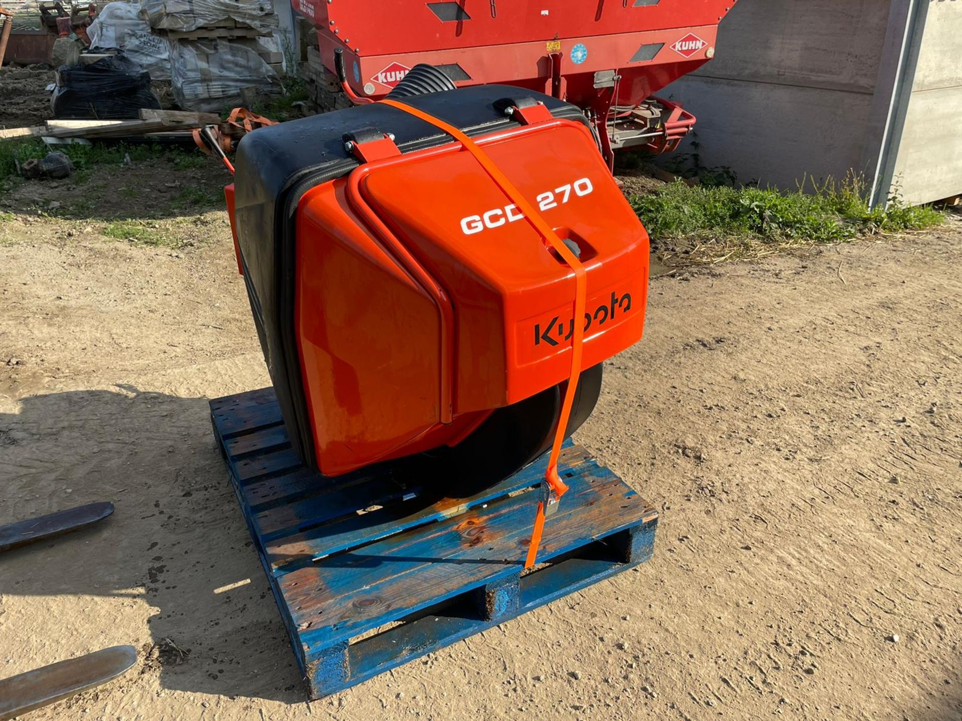 NEW AND UNUSED KUBOTA GCD270 GRASS COLLECTOR, SUITABLE FOR T SERIES KUBOTA *NO VAT* - Image 2 of 8