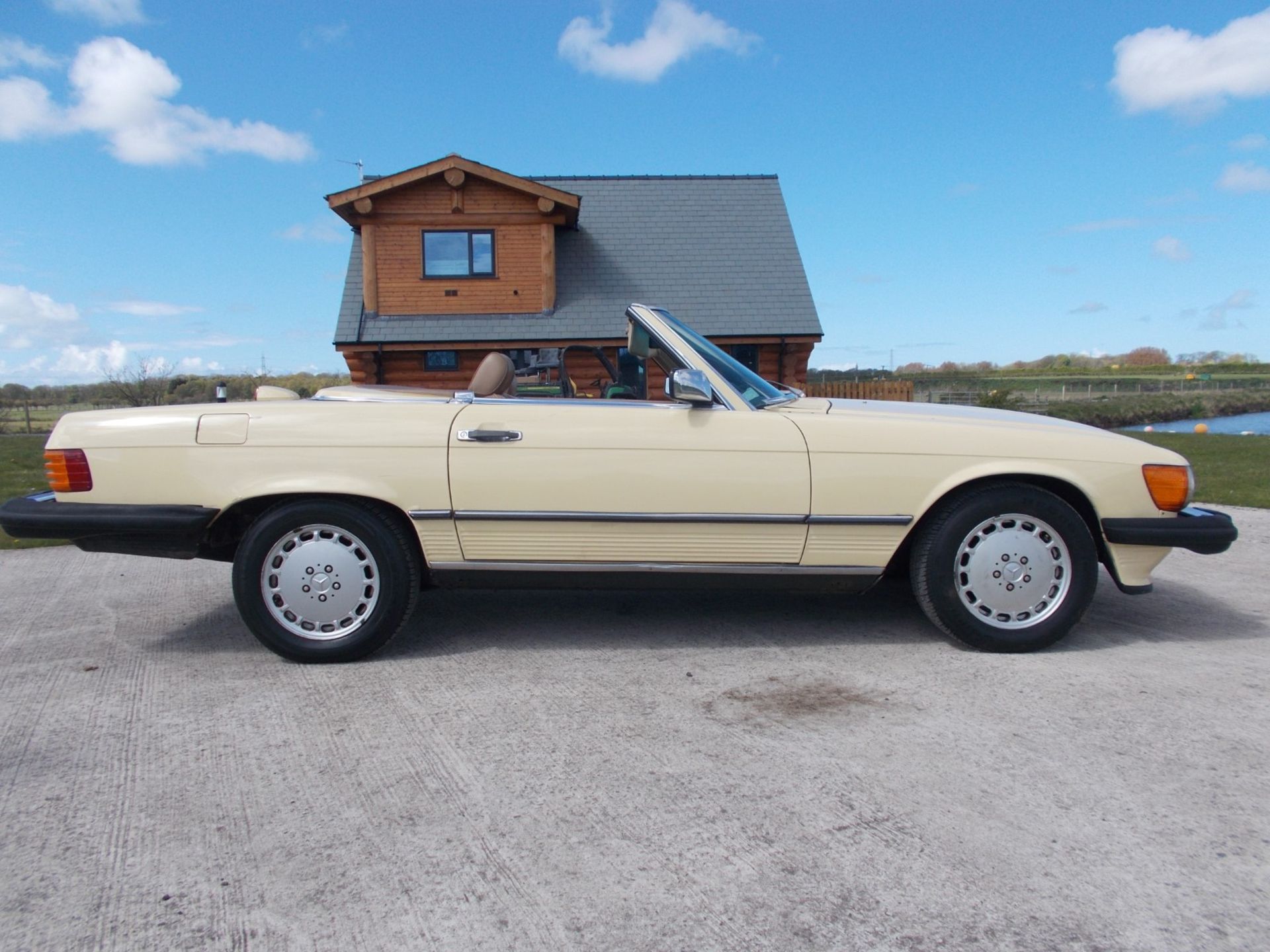 1986 MERCEDES 560SL, 5.5 V8 AUTOMATIC, LIGHT YELLOW WITH TAN LEATHER, 87K MILES *NO VAT* - Image 8 of 36