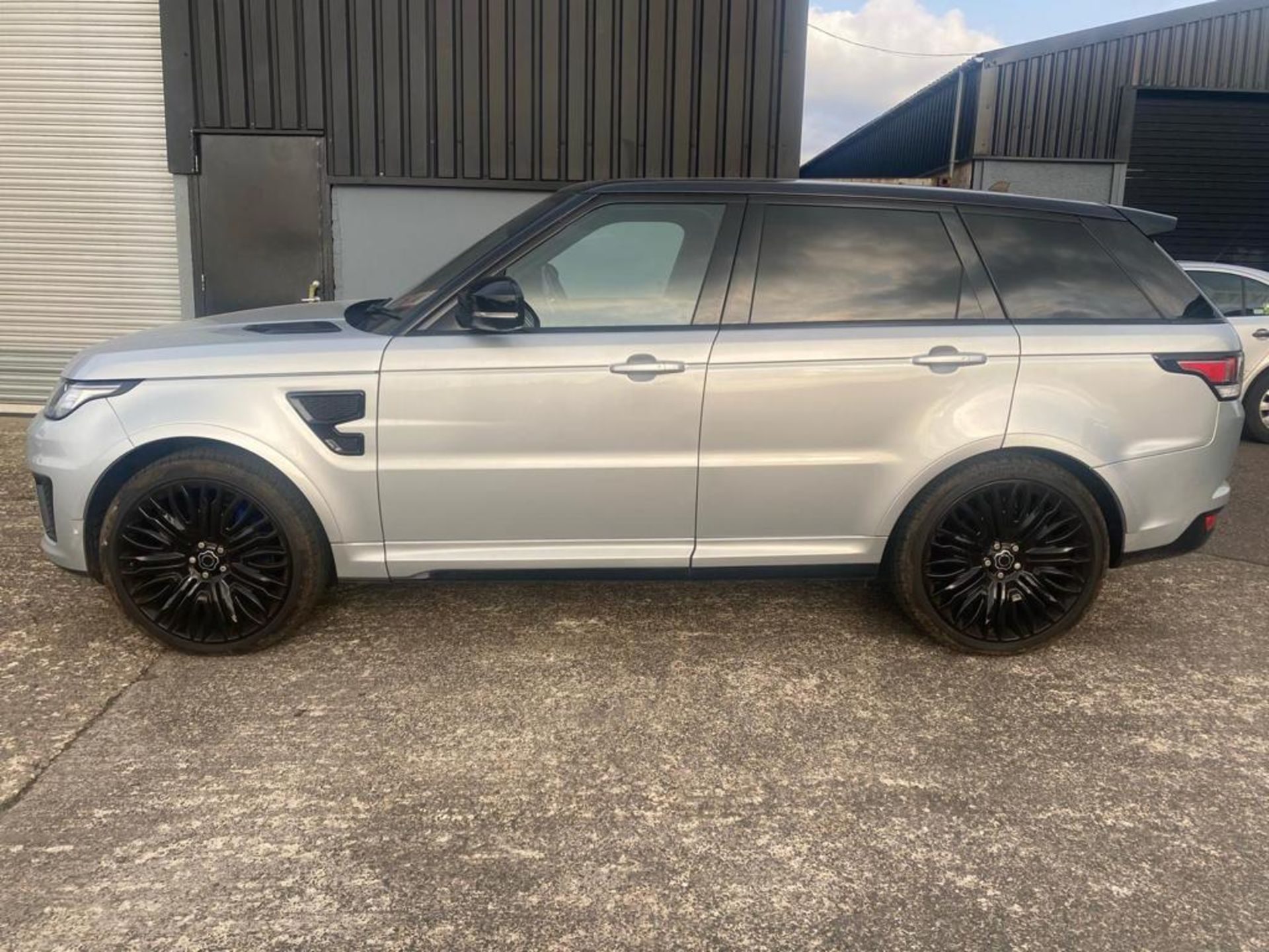 2015/15 REG LAND ROVER RANGE ROVER SPORT SVR V8 AUTOMATIC 5.0 PETROL SILVER *NO VAT* - Image 2 of 8