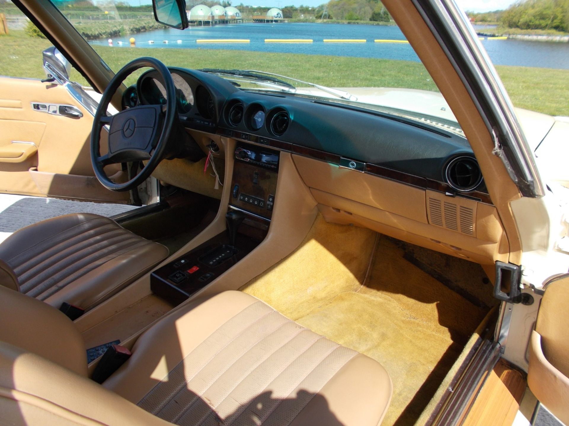 1986 MERCEDES 560SL, 5.5 V8 AUTOMATIC, LIGHT YELLOW WITH TAN LEATHER, 87K MILES *NO VAT* - Image 18 of 36