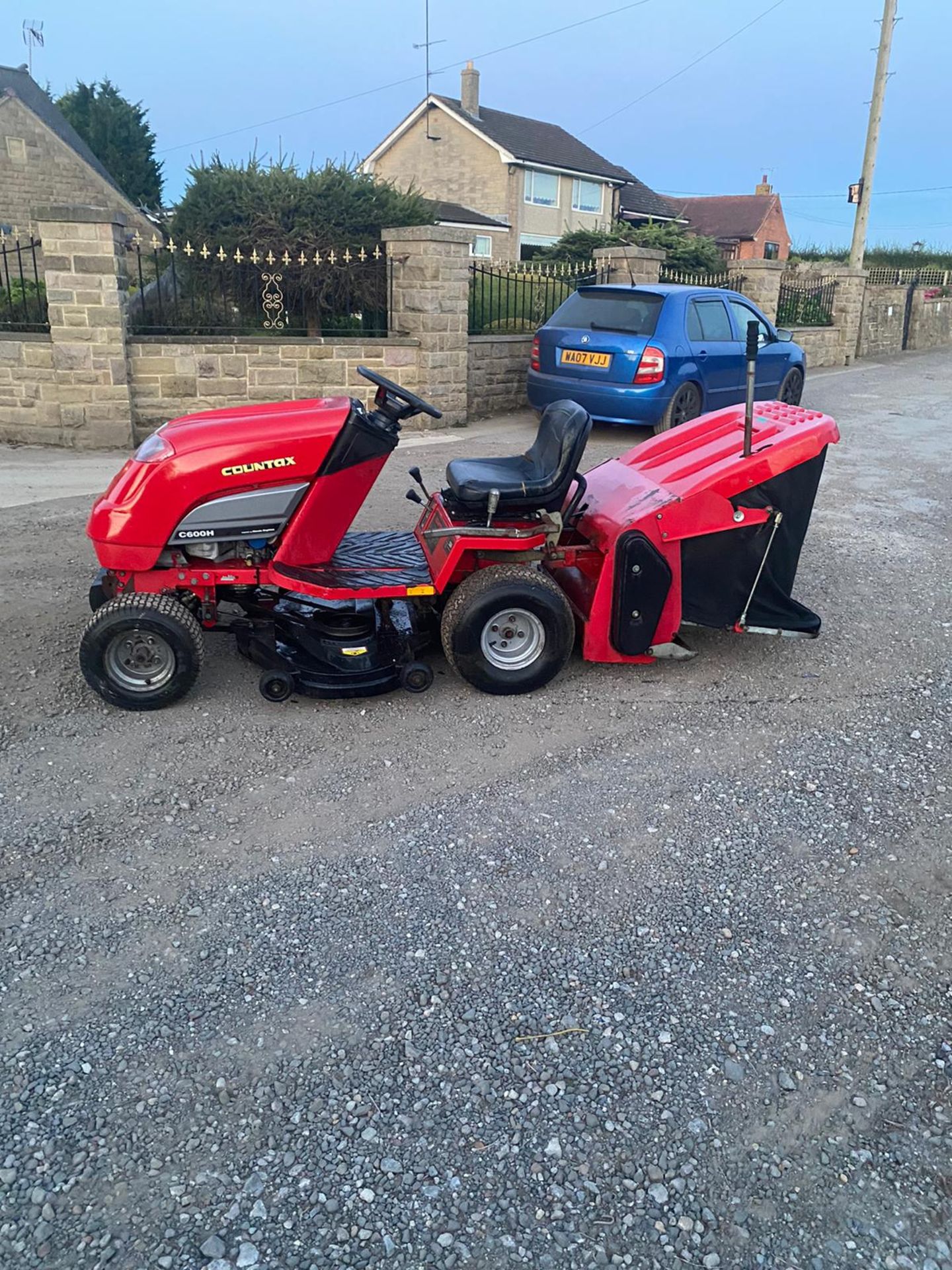 COUNTAX C600H RIDE ON LAWN MOWER, 4 WHEEL DRIVE, RUNS DRIVES CUTS AND COLLECTS *NO VAT* - Image 5 of 7