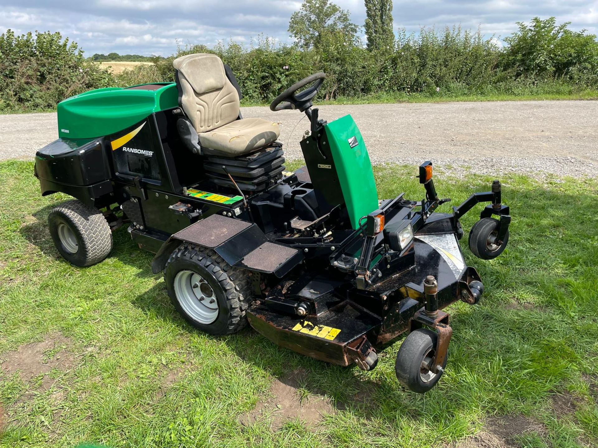 RANSOMES HR3806 RIDE ON MOWER, RUNS DRIVES AND CUTS, SHOWING 2917 HOURS, HYDROSTATIC *PLUS VAT* - Image 2 of 10