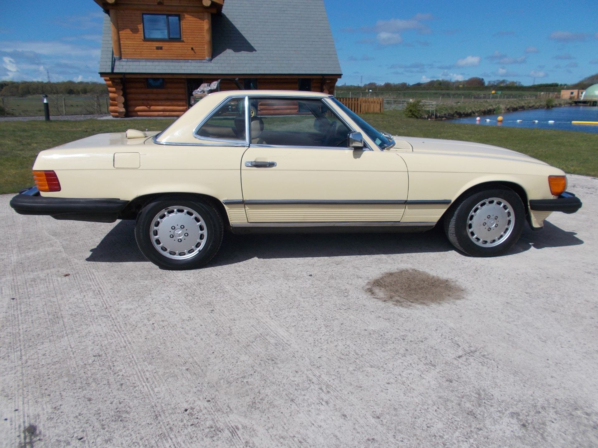 1986 MERCEDES 560SL, 5.5 V8 AUTOMATIC, LIGHT YELLOW WITH TAN LEATHER, 87K MILES *NO VAT* - Image 14 of 36