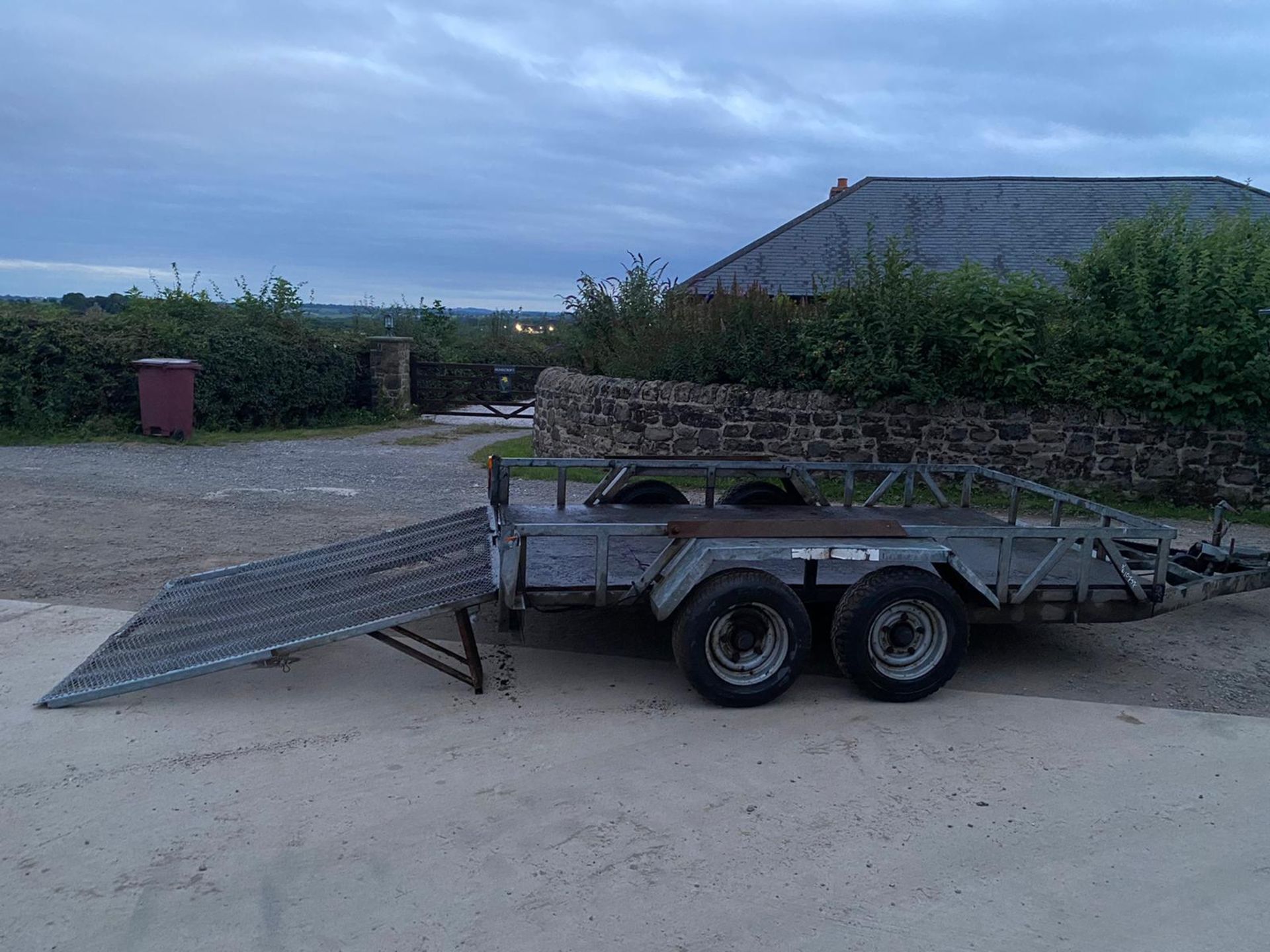 INDESPENSION 3.5TON TIWN AXLE PLANT TRAILER, 10ft c 6ft, GOOD SOLID FLOOR, TOWS WELL *NO VAT* - Image 3 of 10