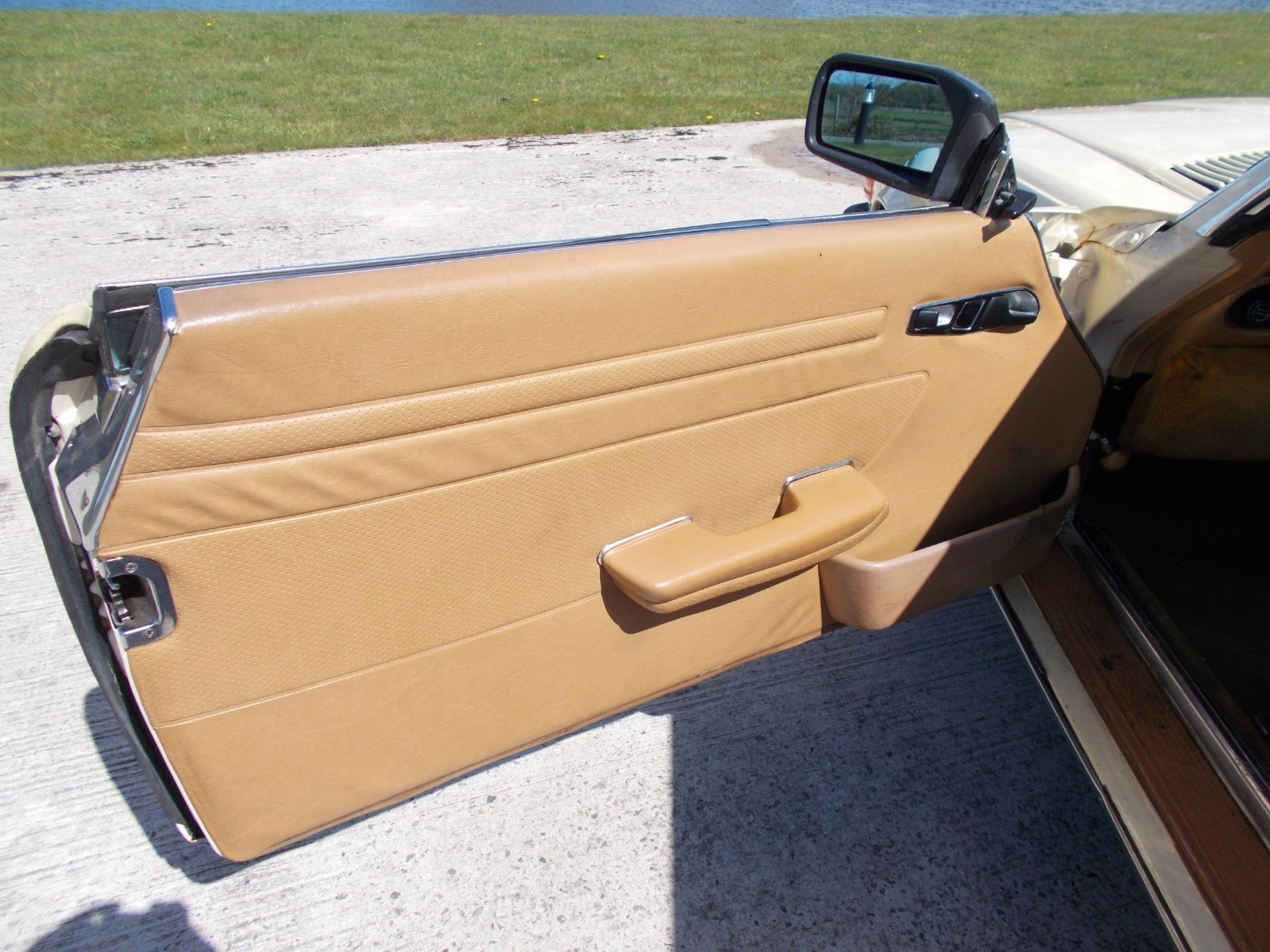 1986 MERCEDES 560SL, 5.5 V8 AUTOMATIC, LIGHT YELLOW WITH TAN LEATHER, 87K MILES *NO VAT* - Image 15 of 36