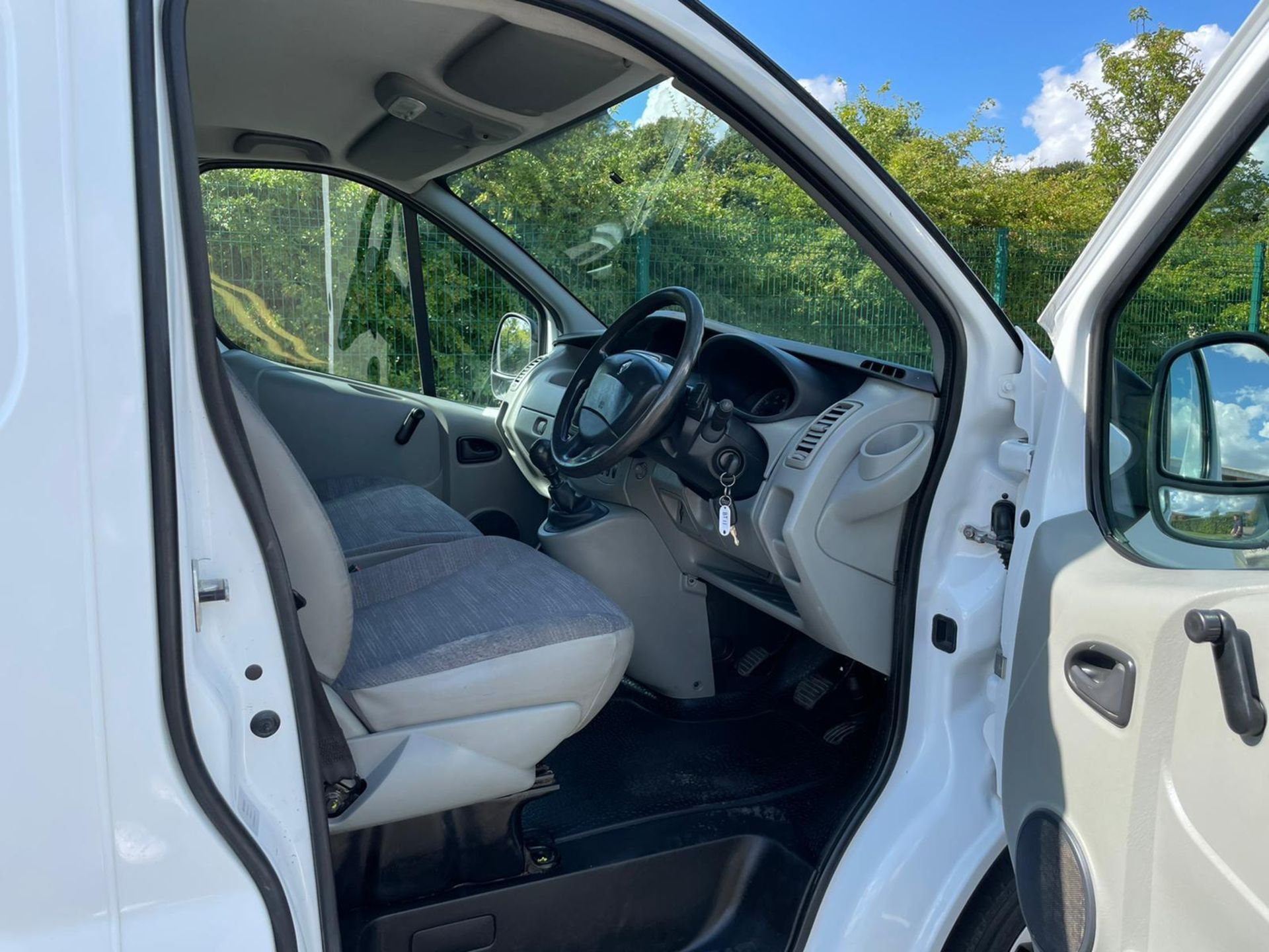 2011 RENAULT TRAFIC LL29 DCI 115 WHITE PANEL VAN, 2.0 DIESEL ENGINE, 85,946 MILES WITH FSH *NO VAT* - Image 8 of 12