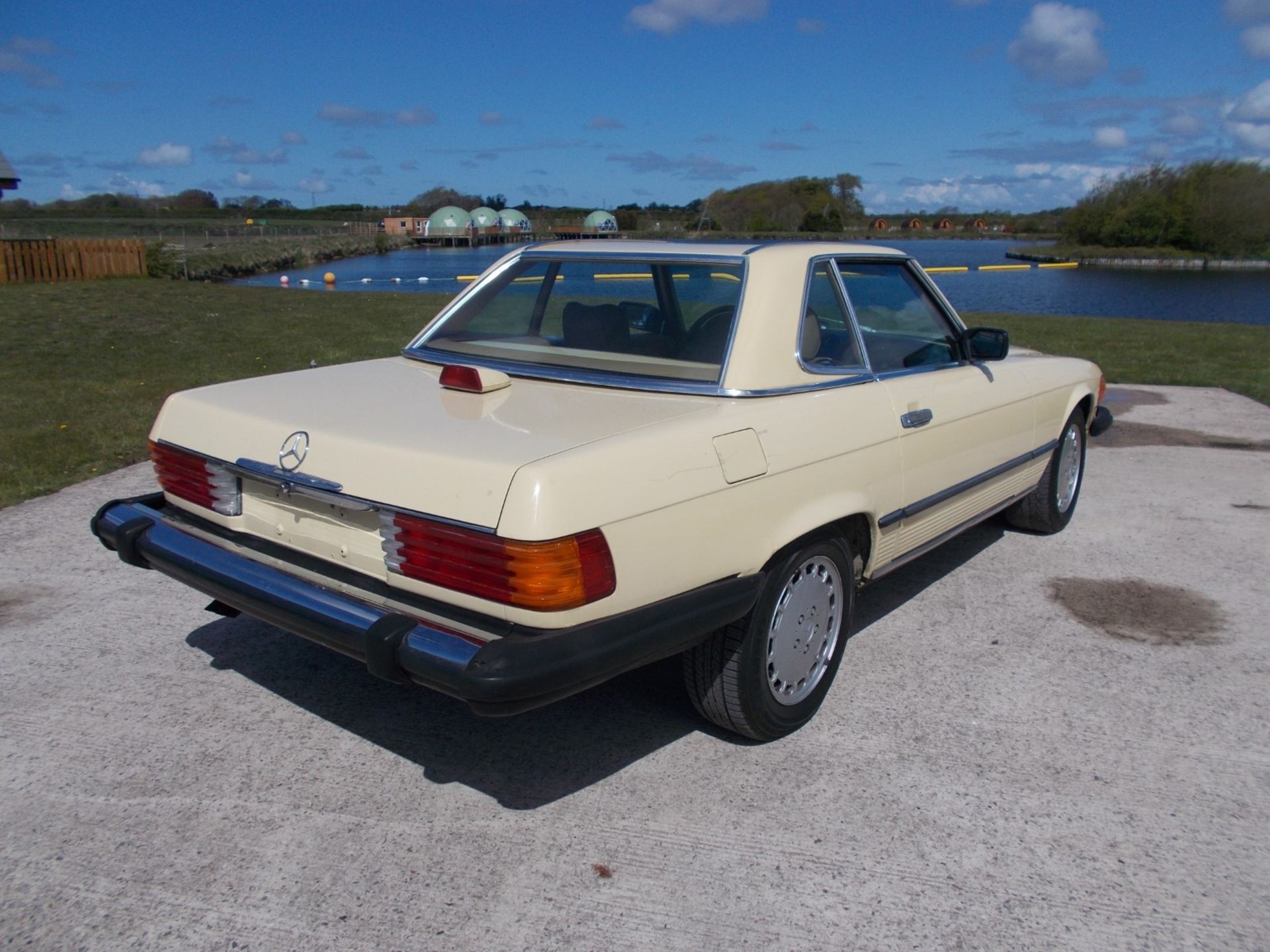 1986 MERCEDES 560SL, 5.5 V8 AUTOMATIC, LIGHT YELLOW WITH TAN LEATHER, 87K MILES *NO VAT* - Image 13 of 36