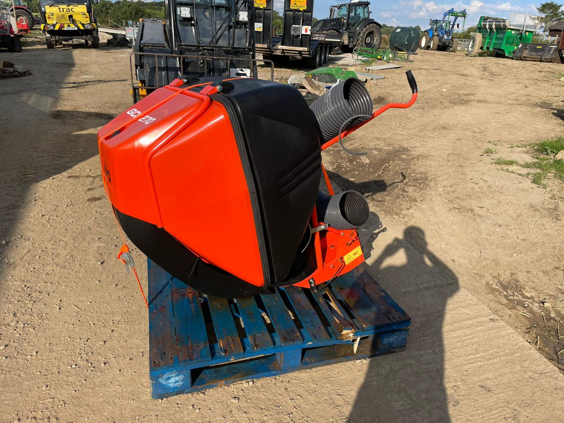 NEW AND UNUSED KUBOTA GCD270 GRASS COLLECTOR, SUITABLE FOR T SERIES KUBOTA *NO VAT*