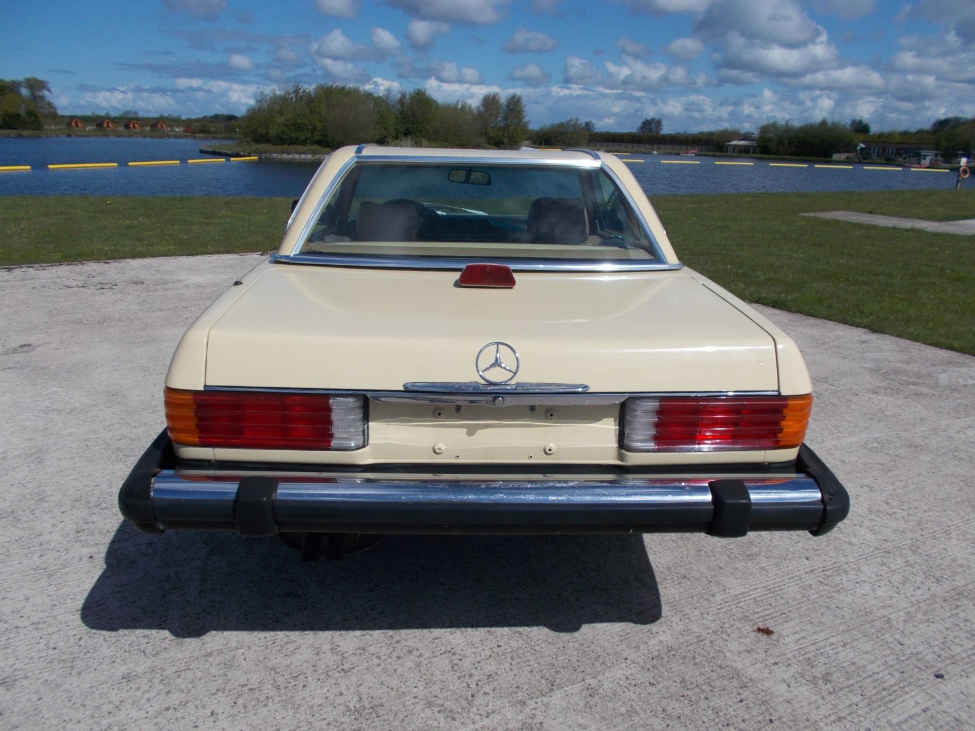 1986 MERCEDES 560SL, 5.5 V8 AUTOMATIC, LIGHT YELLOW WITH TAN LEATHER, 87K MILES *NO VAT* - Image 6 of 36