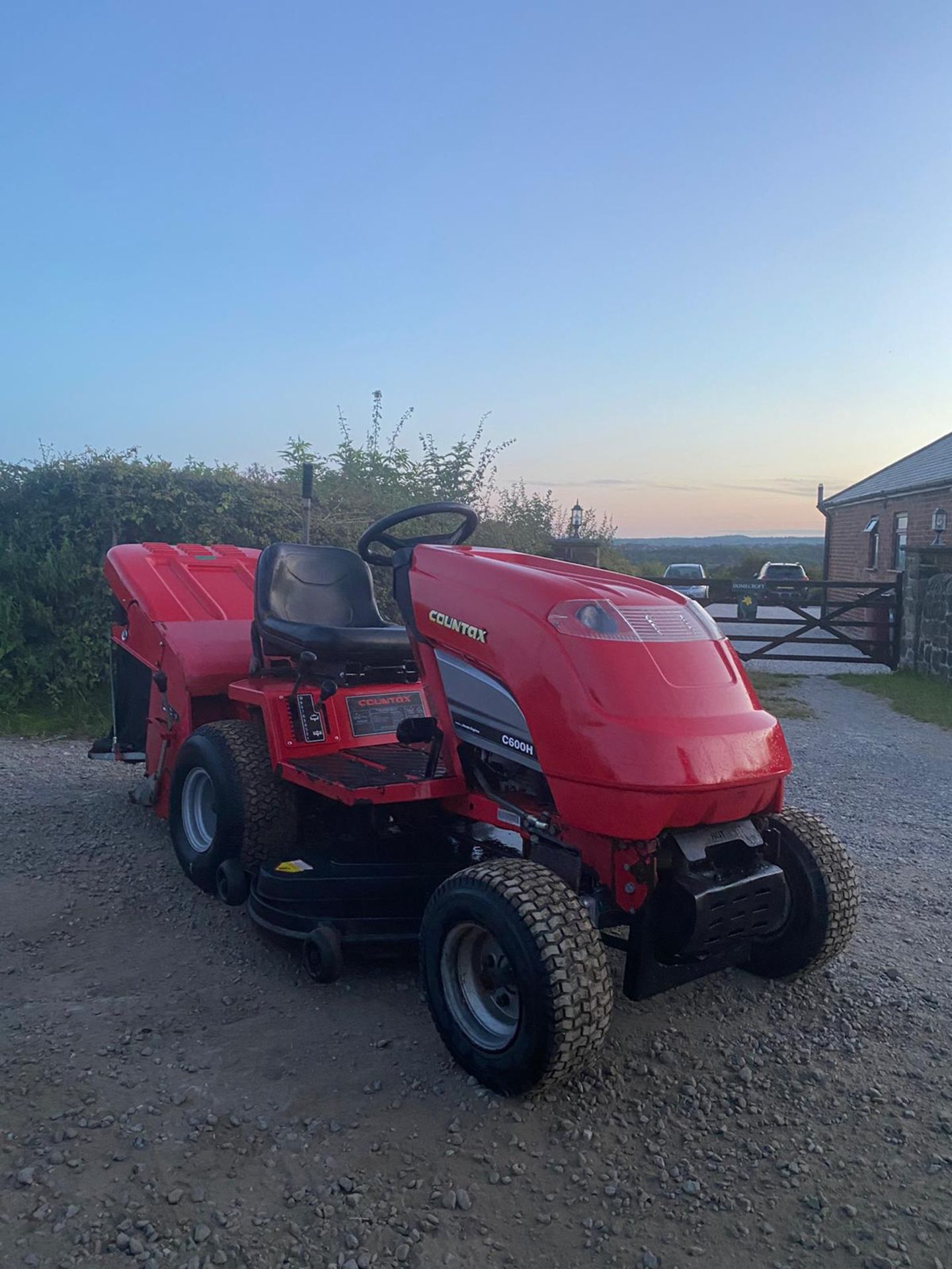 COUNTAX C600H RIDE ON LAWN MOWER, 4 WHEEL DRIVE, RUNS DRIVES CUTS AND COLLECTS *NO VAT* - Image 2 of 7