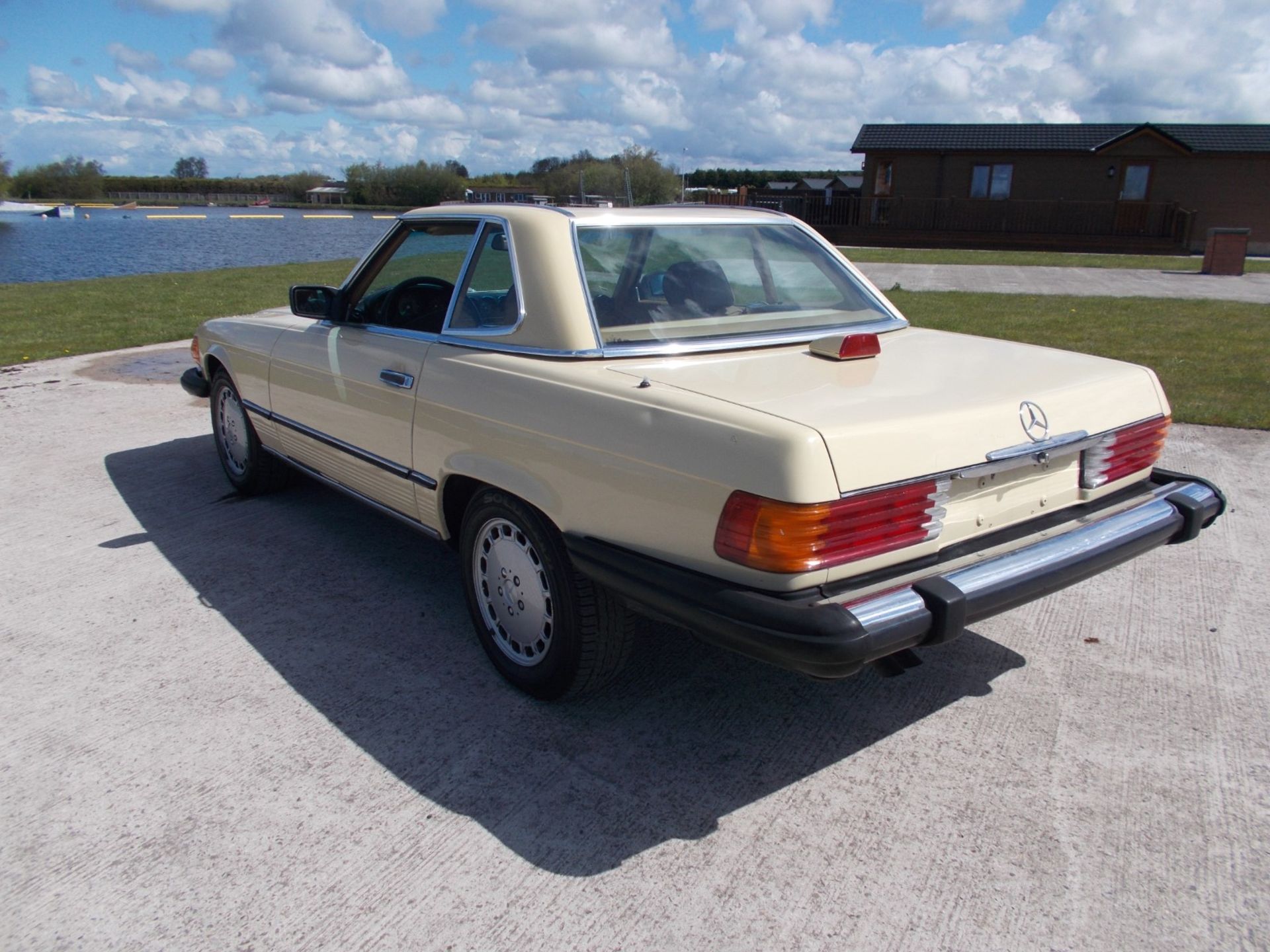 1986 MERCEDES 560SL, 5.5 V8 AUTOMATIC, LIGHT YELLOW WITH TAN LEATHER, 87K MILES *NO VAT* - Image 12 of 36