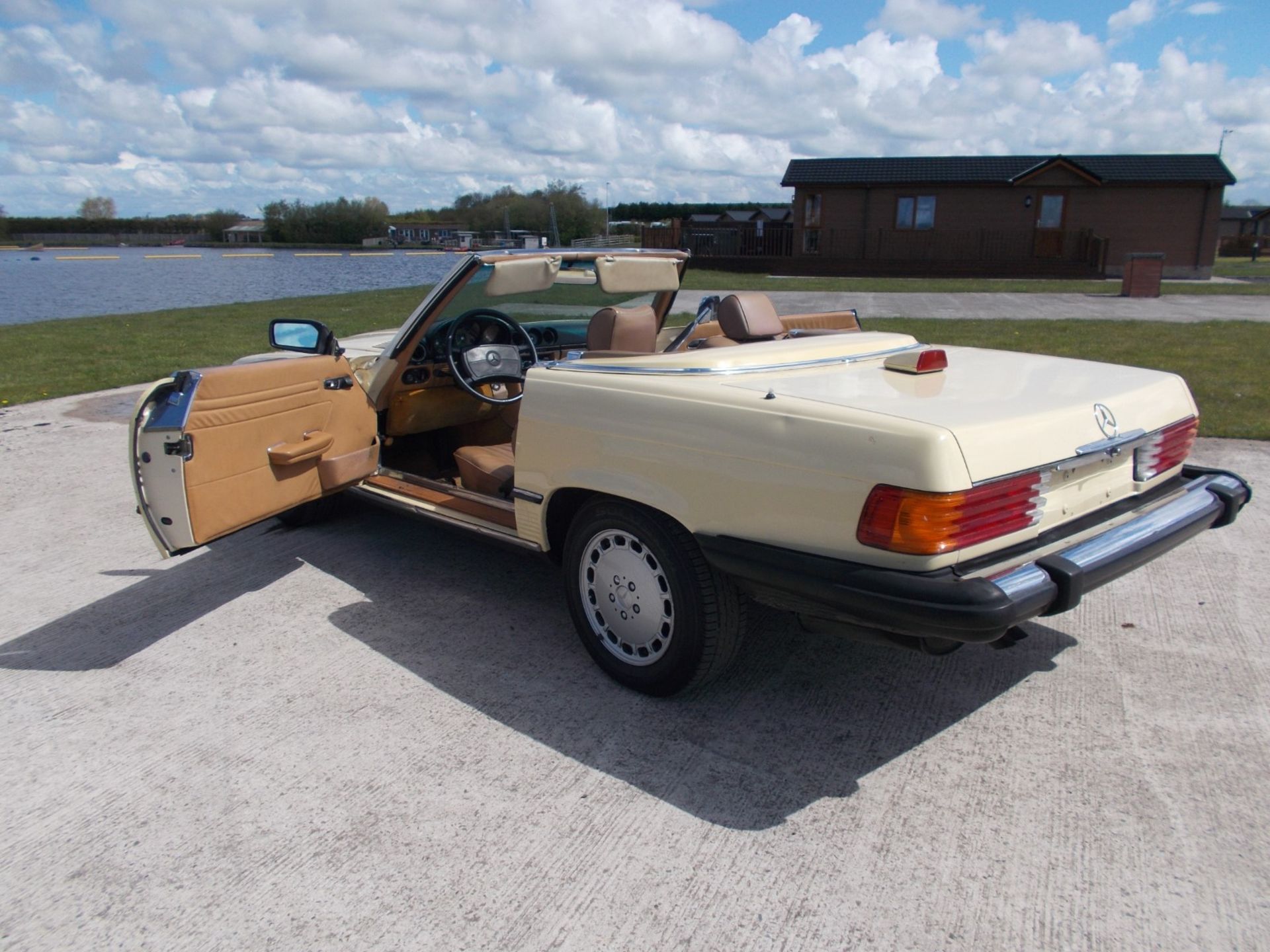 1986 MERCEDES 560SL, 5.5 V8 AUTOMATIC, LIGHT YELLOW WITH TAN LEATHER, 87K MILES *NO VAT* - Image 5 of 36