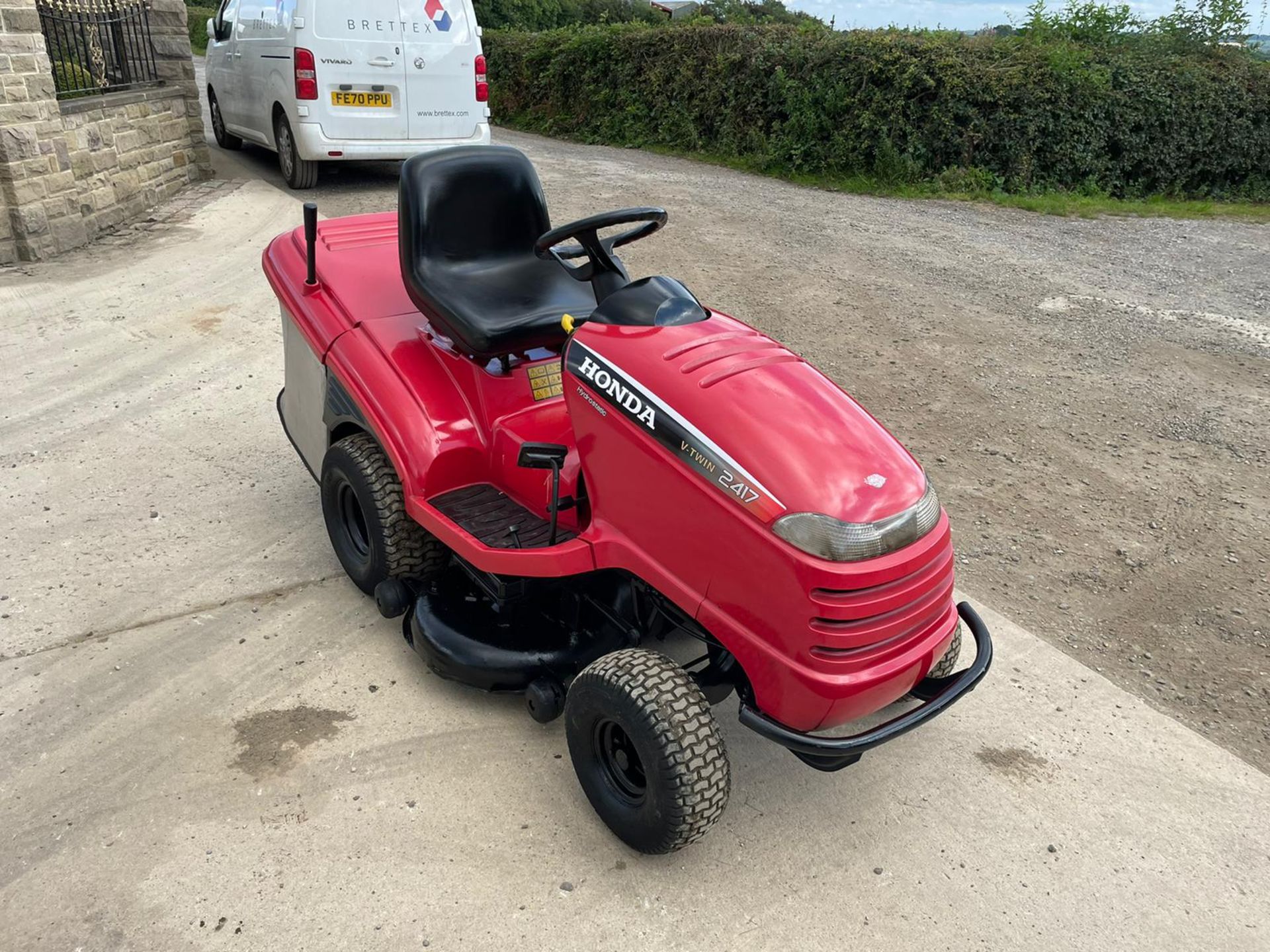 HONDA 2417 RIDE ON MOWER, RUNS DRIVES AND CUTS, HYDROSTATIC, HONDA V TWIN ENGINE *N0 VAT* - Image 2 of 7