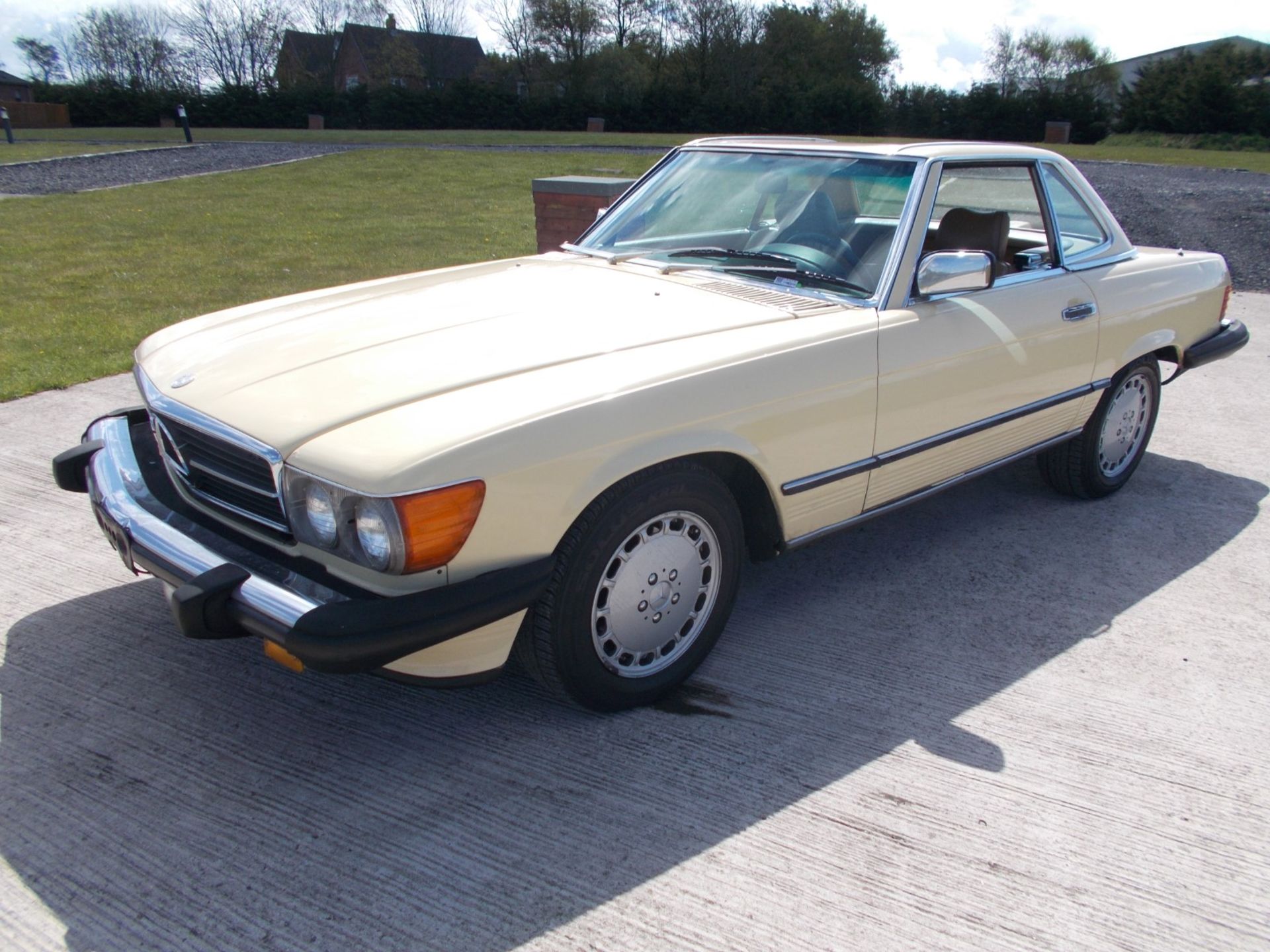 1986 MERCEDES 560SL, 5.5 V8 AUTOMATIC, LIGHT YELLOW WITH TAN LEATHER, 87K MILES *NO VAT* - Image 10 of 36
