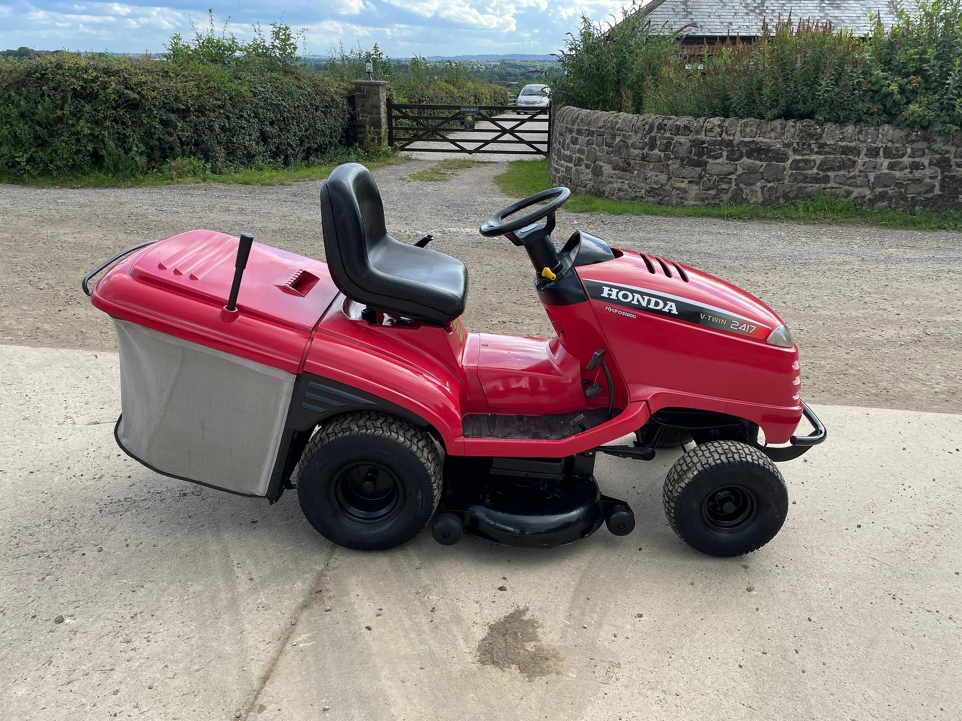 HONDA 2417 RIDE ON MOWER, RUNS DRIVES AND CUTS, HYDROSTATIC, HONDA V TWIN ENGINE *N0 VAT*