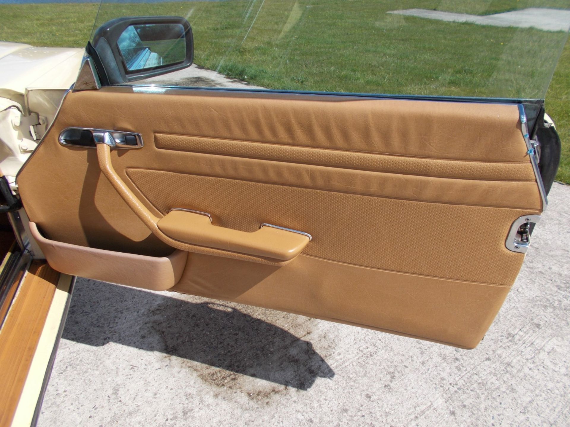 1986 MERCEDES 560SL, 5.5 V8 AUTOMATIC, LIGHT YELLOW WITH TAN LEATHER, 87K MILES *NO VAT* - Image 16 of 36