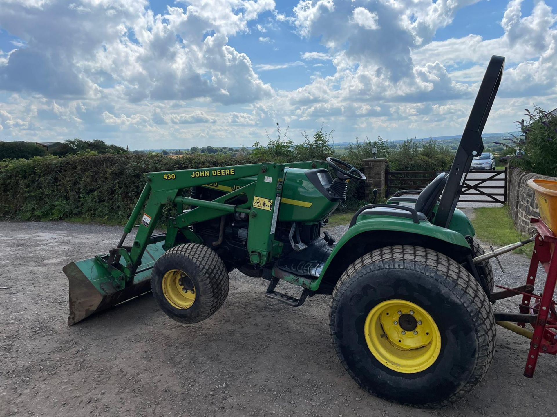 JOHN DEERE 4400 WITH JOHN DEERE 430 LOADER, RUNS DRIVES LIFTS AND WORKS, 4800 HOURS *PLUS VAT* - Image 5 of 13