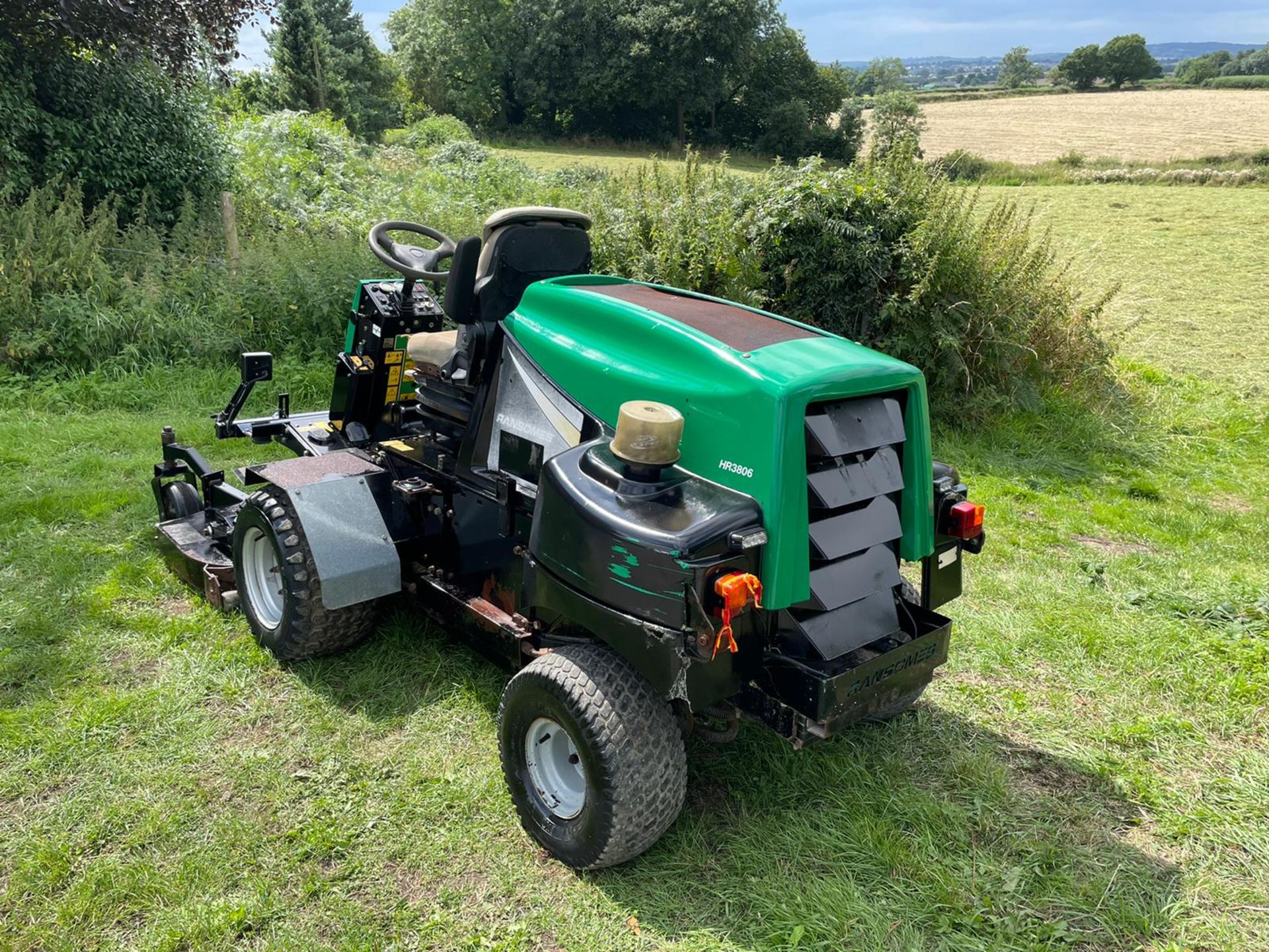 RANSOMES HR3806 RIDE ON MOWER, RUNS DRIVES AND CUTS, SHOWING 2917 HOURS, HYDROSTATIC *PLUS VAT* - Image 6 of 10