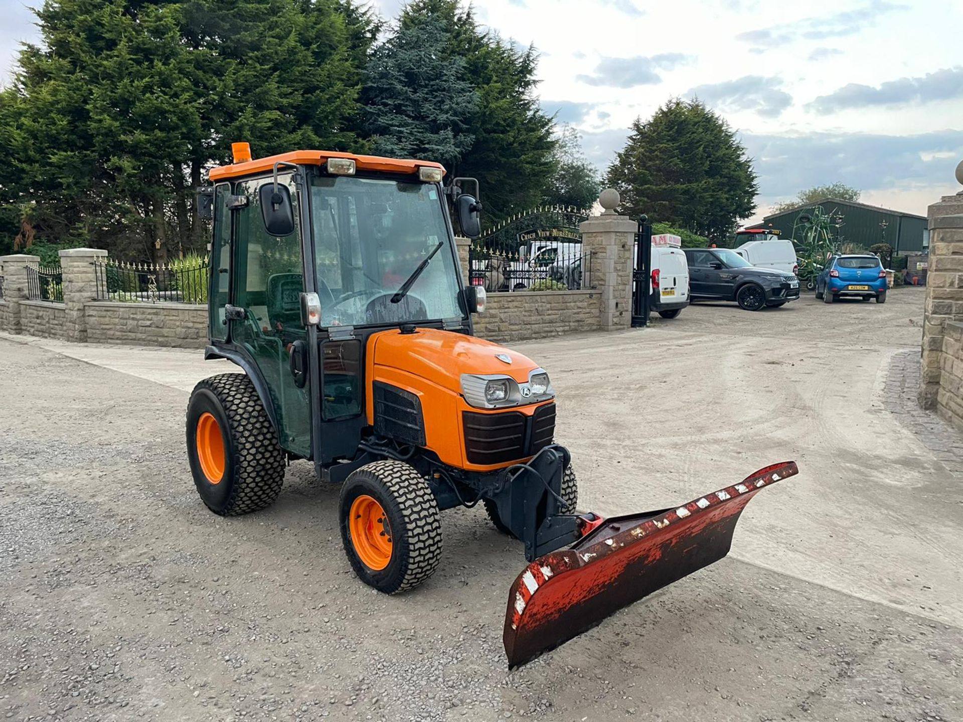2010/60 KUBOTA B2530 COMPACT TRACTOR WITH FRONT PLOUGH, SHOWING A LOW 907 HOURS *PLUS VAT*