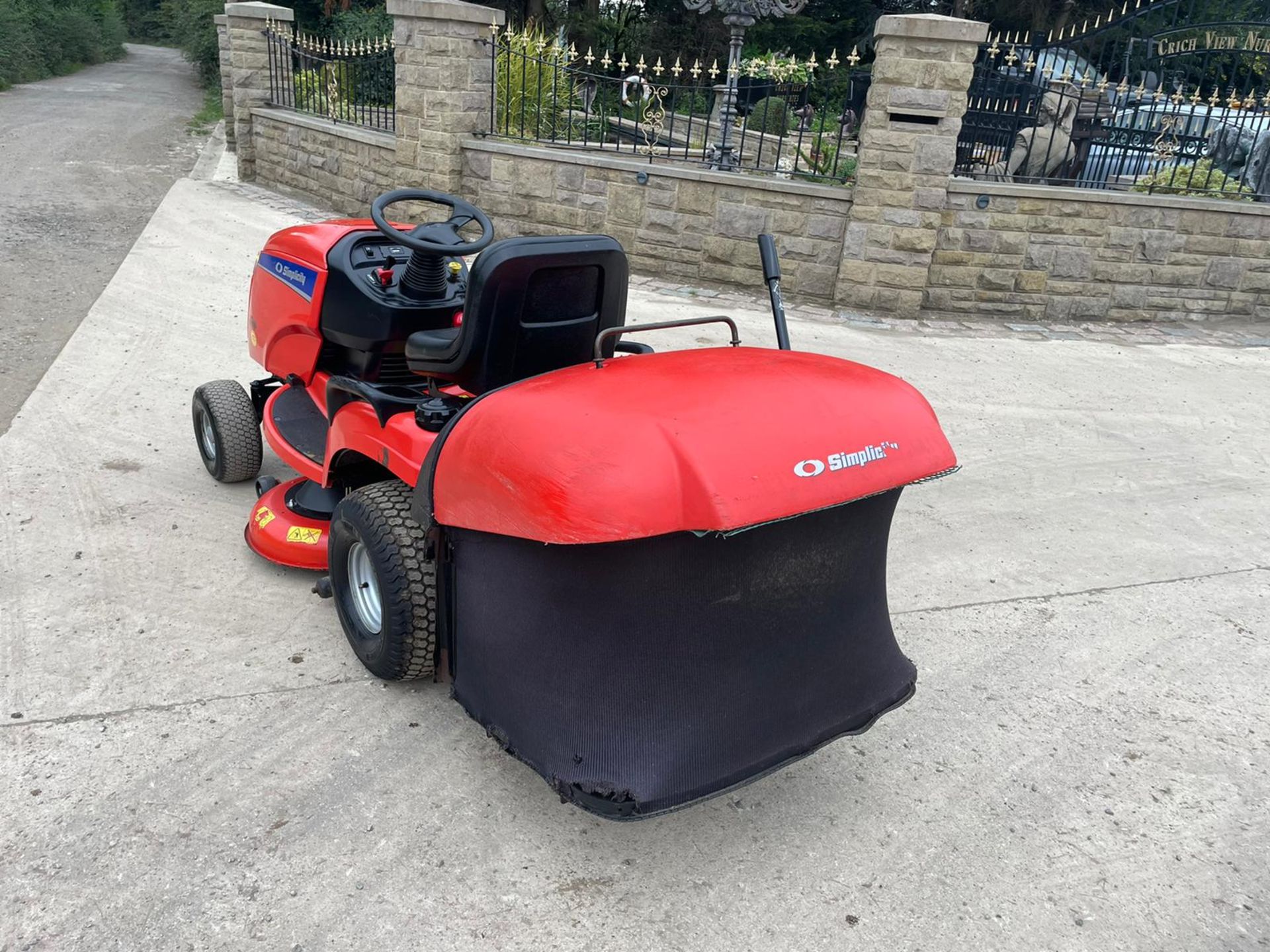 SIMPLICITY BARON 20hp RIDE ON MOWER WITH REAR COLLECTOR, RUNS DRIVES AND CUTS, NEW BATTERY *NO VAT* - Image 4 of 11