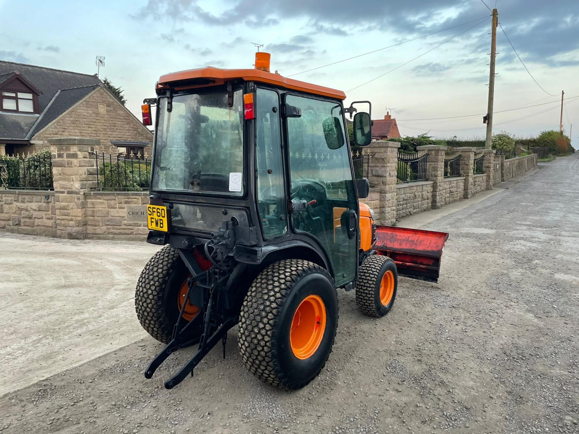 2010/60 KUBOTA B2530 COMPACT TRACTOR WITH FRONT PLOUGH, SHOWING A LOW 907 HOURS *PLUS VAT* - Image 5 of 13