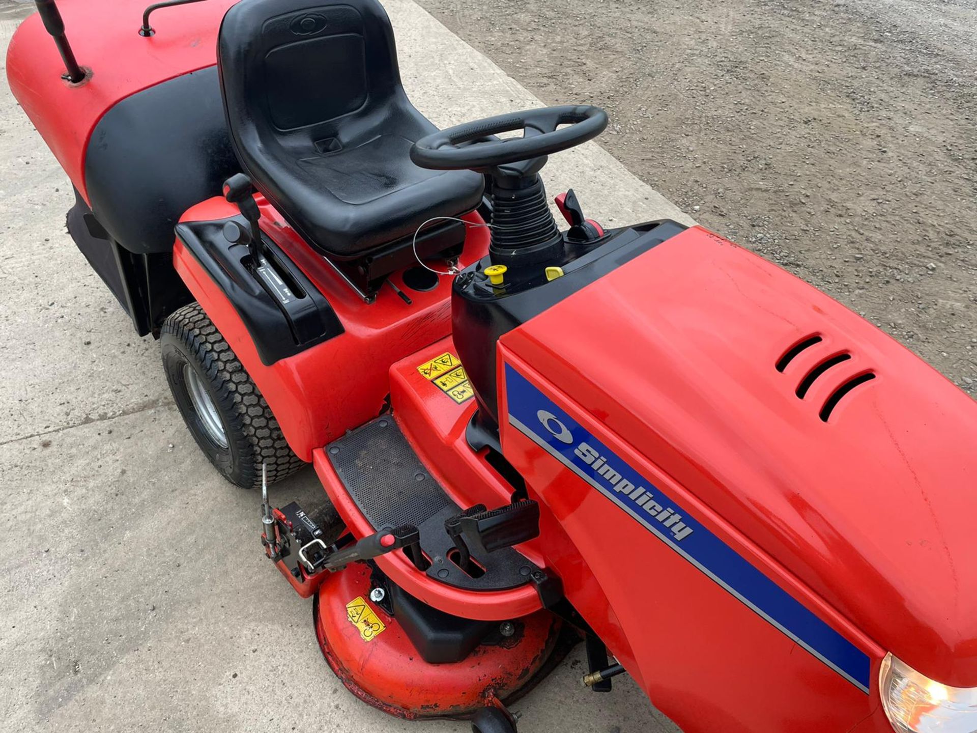 SIMPLICITY BARON 20hp RIDE ON MOWER WITH REAR COLLECTOR, RUNS DRIVES AND CUTS, NEW BATTERY *NO VAT* - Image 8 of 11