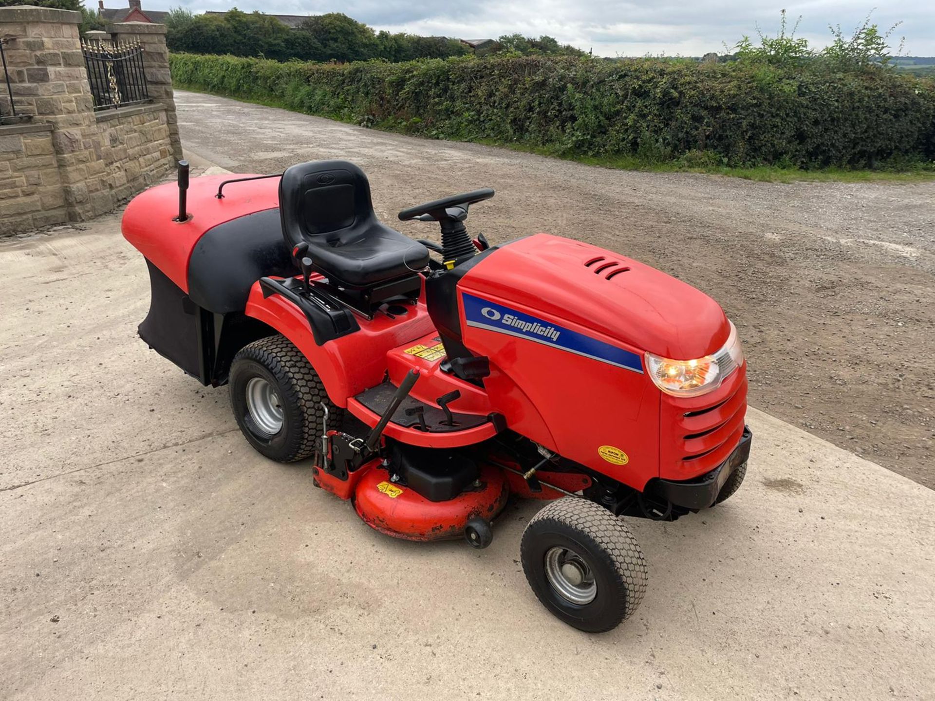 SIMPLICITY BARON 20hp RIDE ON MOWER WITH REAR COLLECTOR, RUNS DRIVES AND CUTS, NEW BATTERY *NO VAT*