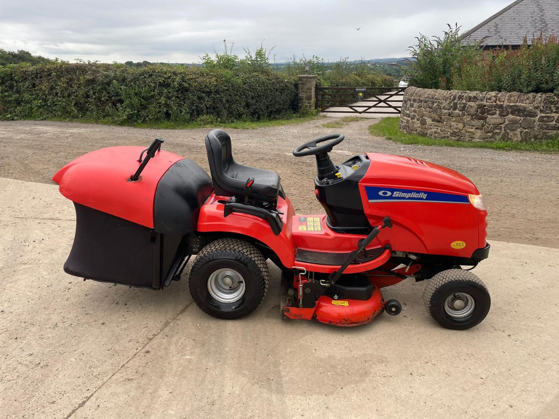 SIMPLICITY BARON 20hp RIDE ON MOWER WITH REAR COLLECTOR, RUNS DRIVES AND CUTS, NEW BATTERY *NO VAT* - Image 6 of 11