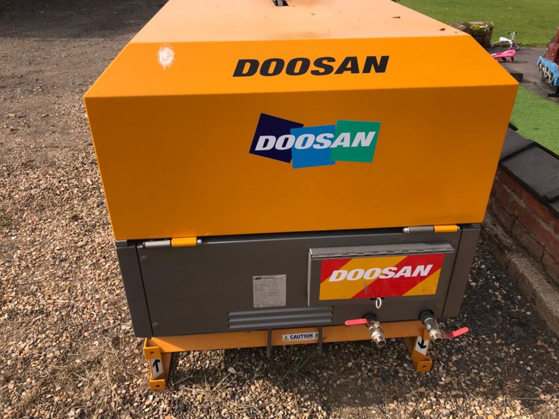 DOOSAN UTILITY AIR, SHOWING 1200hrs, VGC 7/41 SKID MOUNTED *NO VAT* - Image 3 of 4