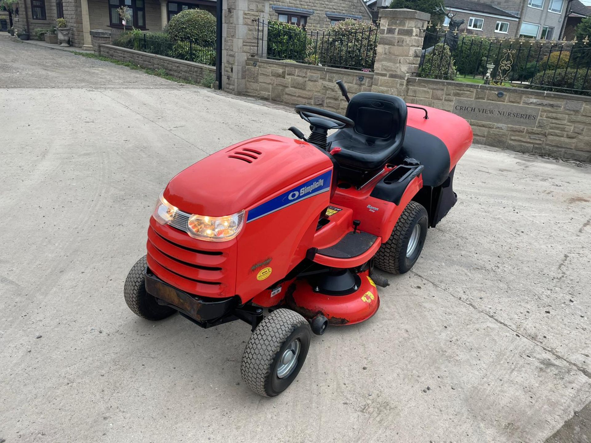 SIMPLICITY BARON 20hp RIDE ON MOWER WITH REAR COLLECTOR, RUNS DRIVES AND CUTS, NEW BATTERY *NO VAT* - Image 2 of 11