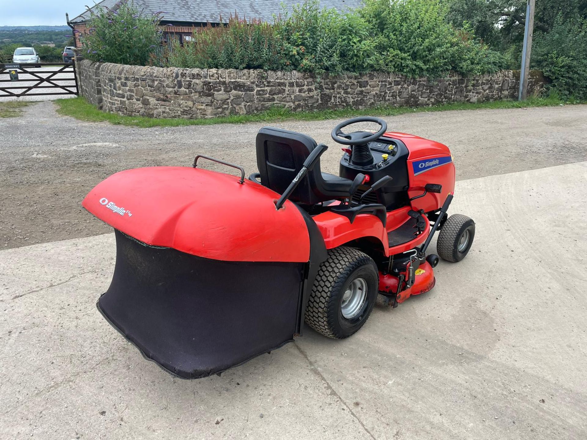 SIMPLICITY BARON 20hp RIDE ON MOWER WITH REAR COLLECTOR, RUNS DRIVES AND CUTS, NEW BATTERY *NO VAT* - Image 5 of 11