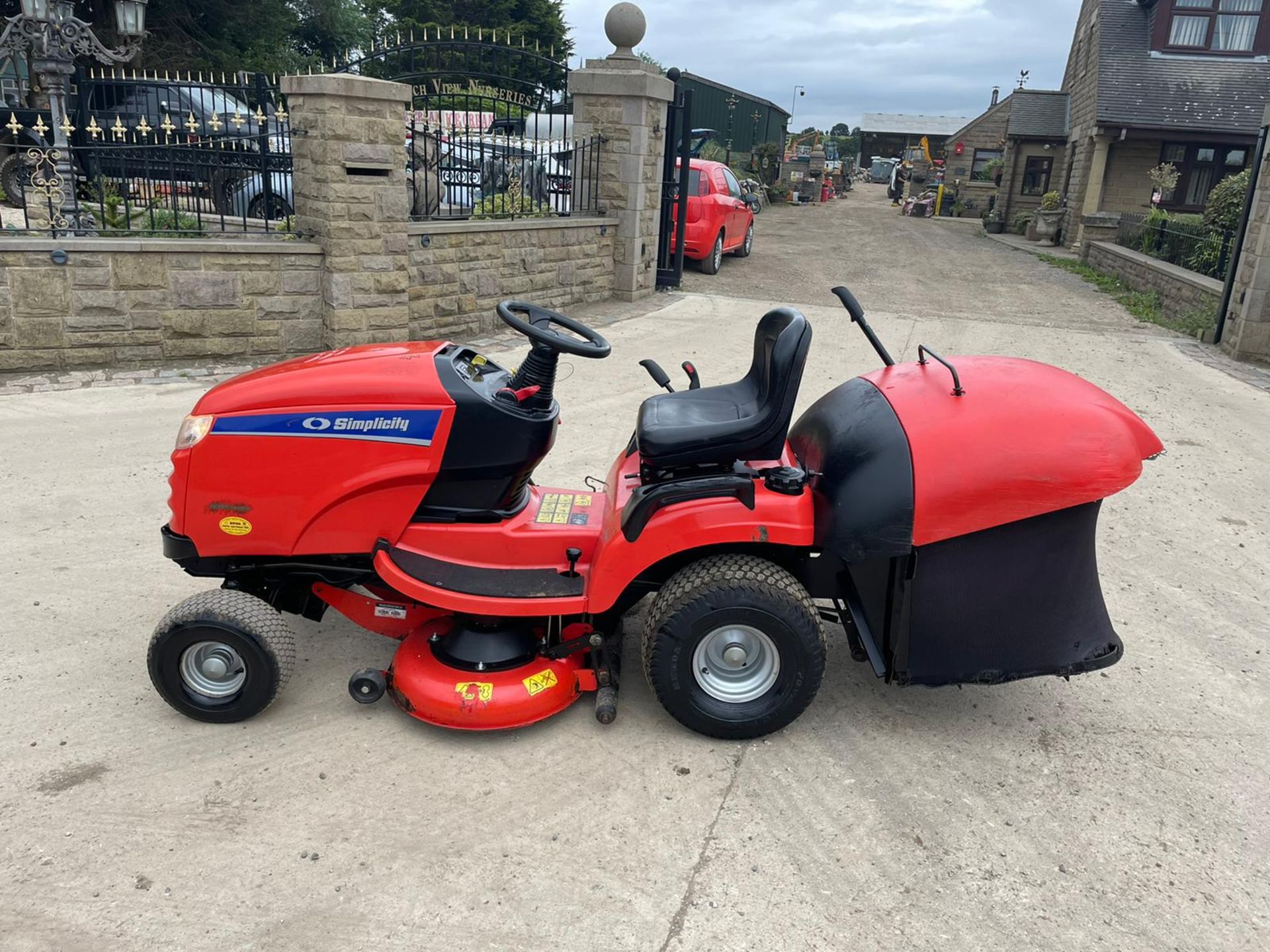 SIMPLICITY BARON 20hp RIDE ON MOWER WITH REAR COLLECTOR, RUNS DRIVES AND CUTS, NEW BATTERY *NO VAT* - Image 3 of 11