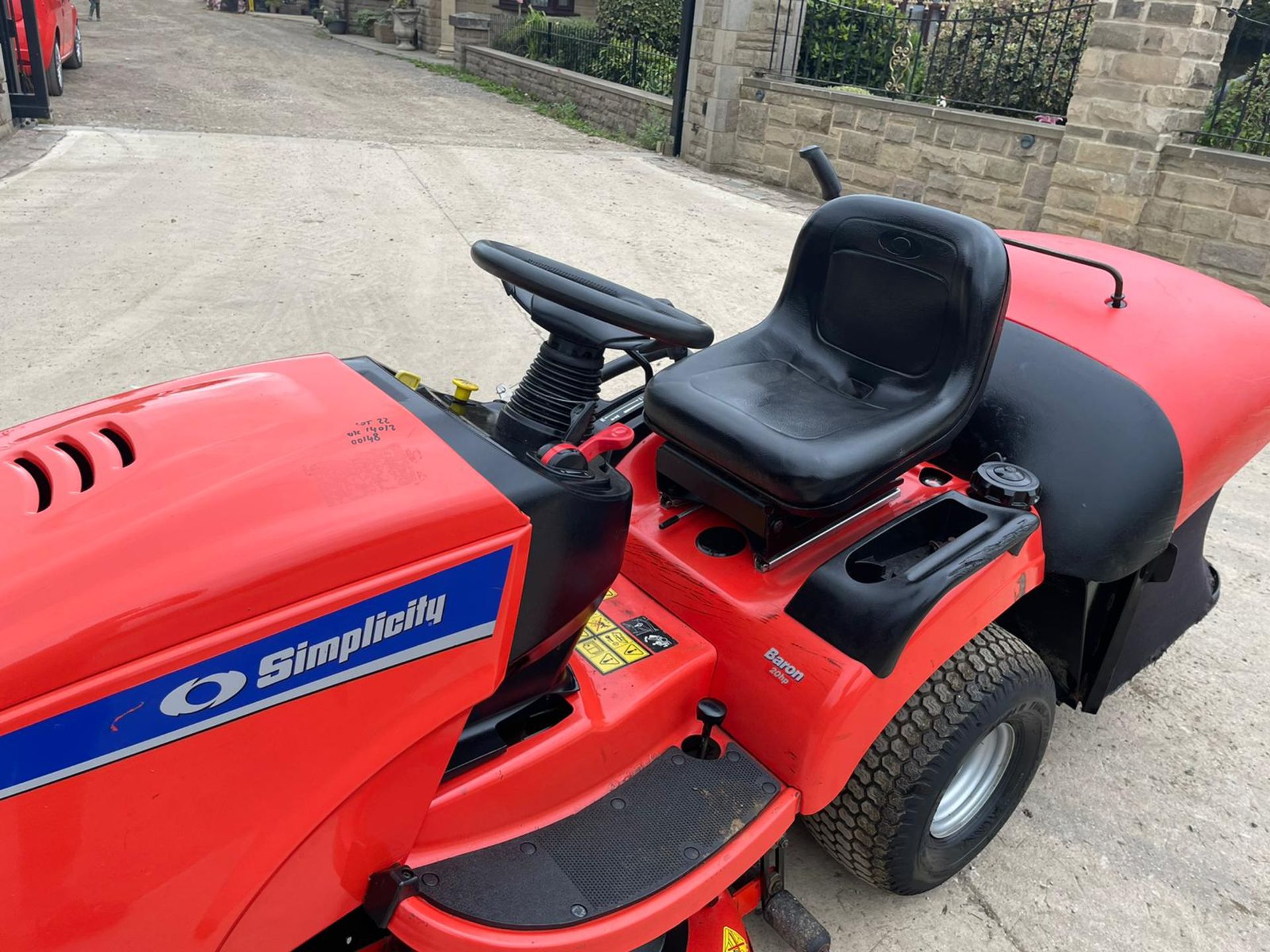 SIMPLICITY BARON 20hp RIDE ON MOWER WITH REAR COLLECTOR, RUNS DRIVES AND CUTS, NEW BATTERY *NO VAT* - Image 7 of 11