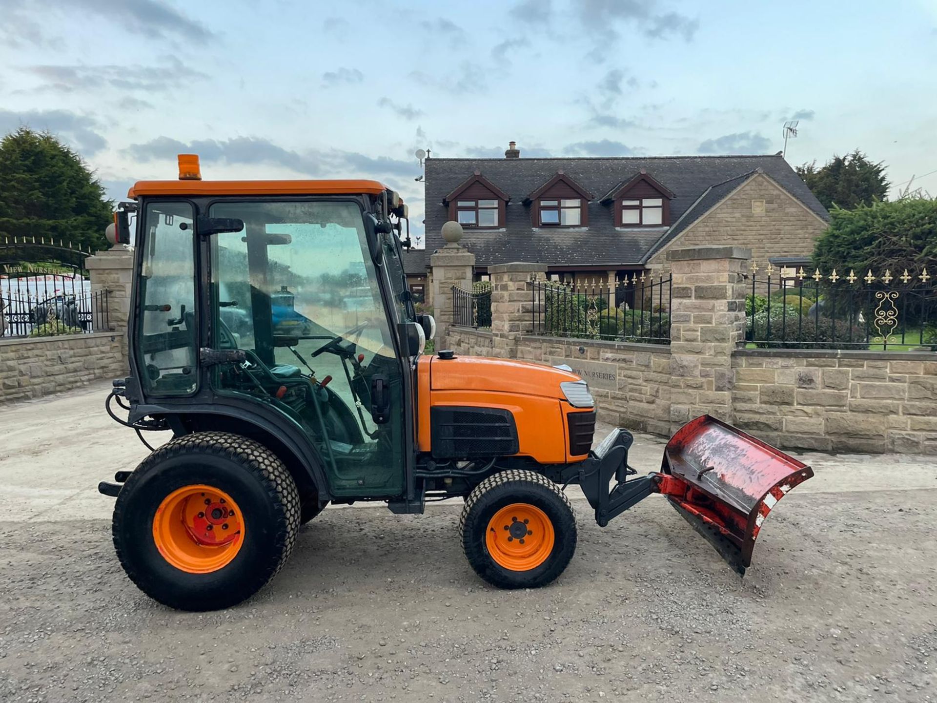2010/60 KUBOTA B2530 COMPACT TRACTOR WITH FRONT PLOUGH, SHOWING A LOW 907 HOURS *PLUS VAT* - Image 6 of 13