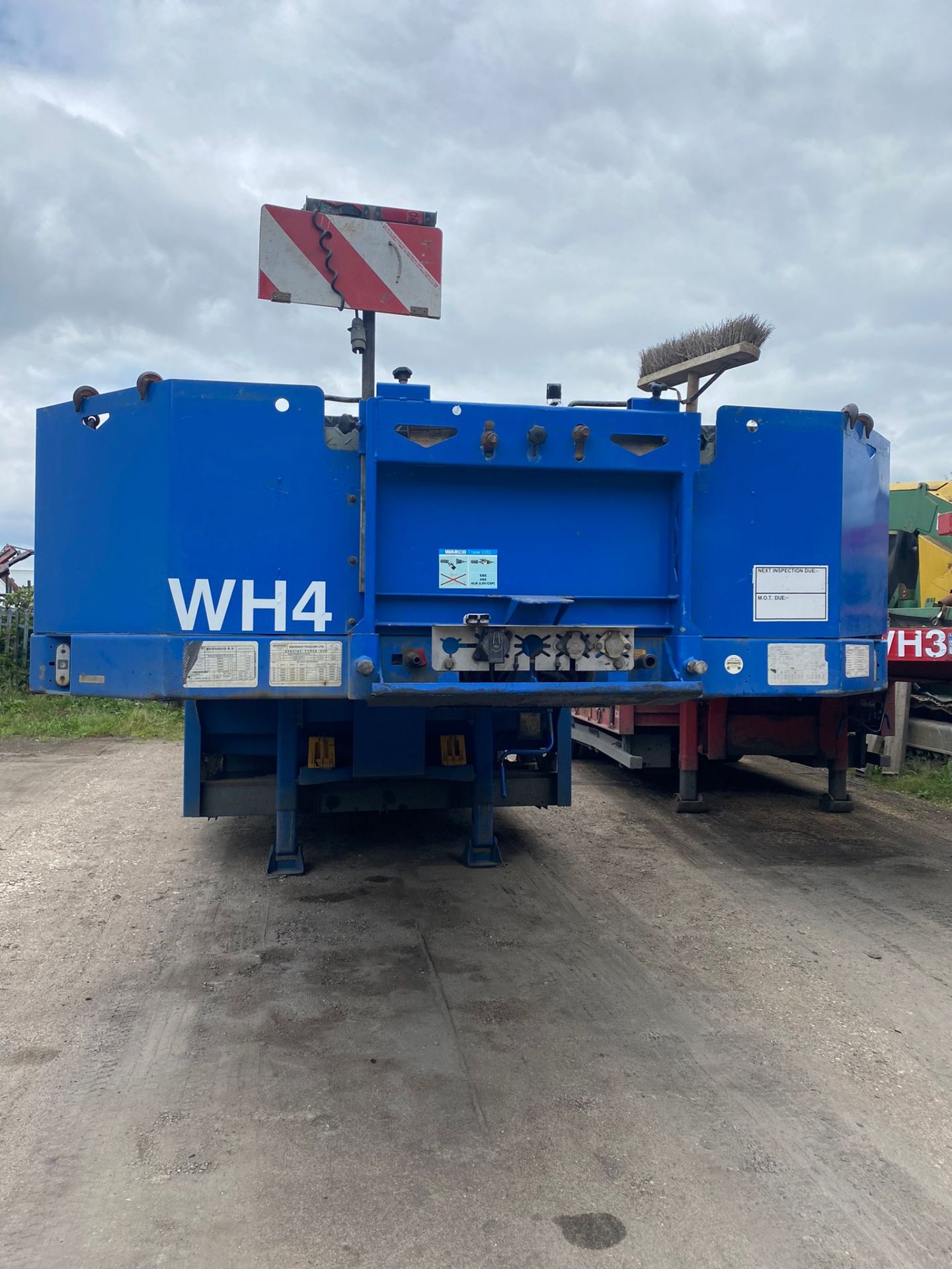 BROISHUIS 3 AXLE EXTENDER, YEAR 2017, HYRAULIC FLIPTOE RAMPS, STRAP BOX EITHER SIDE *PLUS VAT* - Image 2 of 18