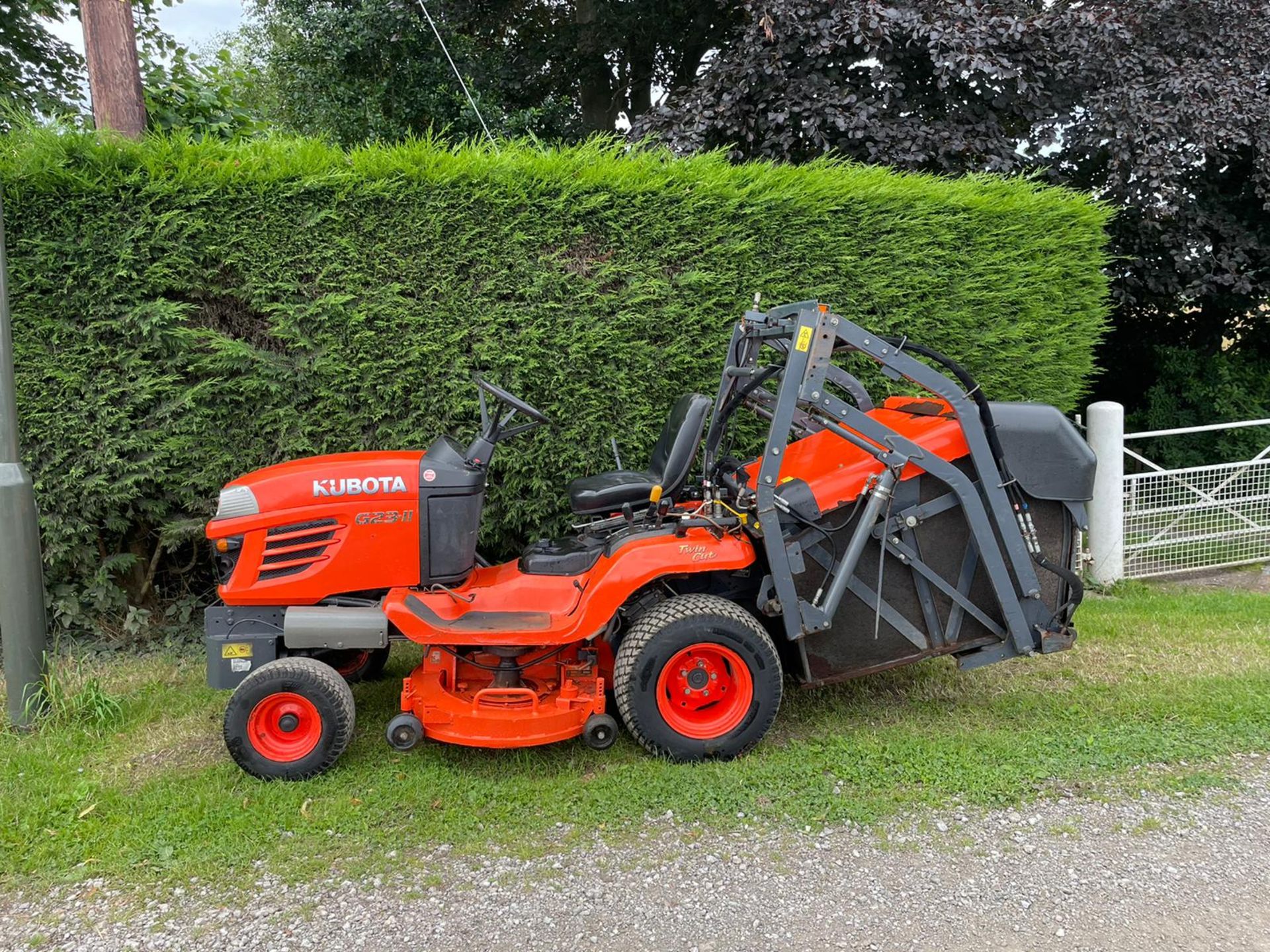2013 KUBOTA G23-II RIDE ON HIGH TIP MOWER, RUNS AND DRIVES, SHOWING A LOW 771 HOURS *PLUS VAT* - Image 4 of 10
