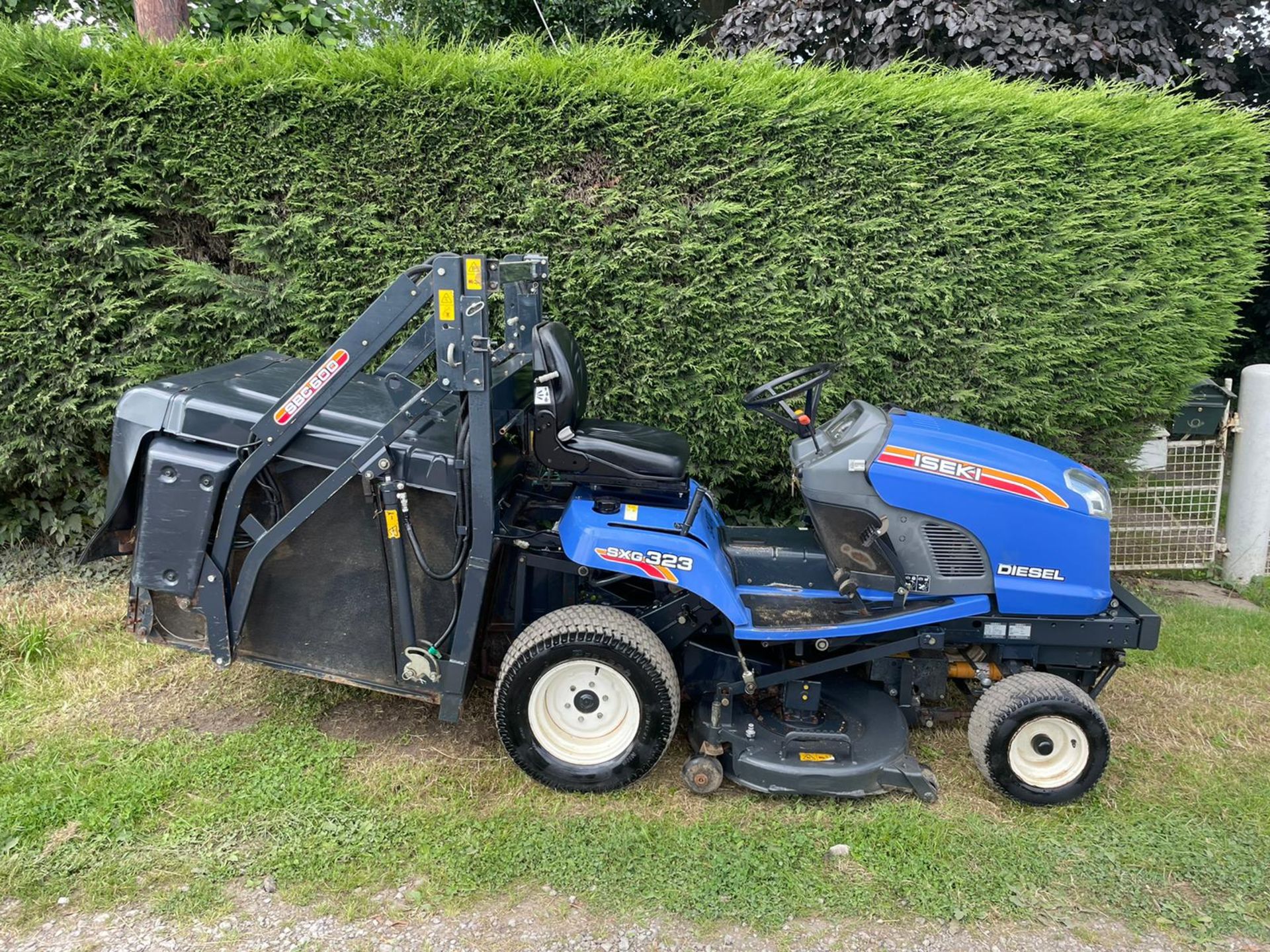 2012 IDEKI SXG 323 HIGH TIP DIESEL RIDE ON MOWER, RUNS DRIVES AND CUTS, HYDROSTATIC *PLUS VAT* - Image 4 of 10