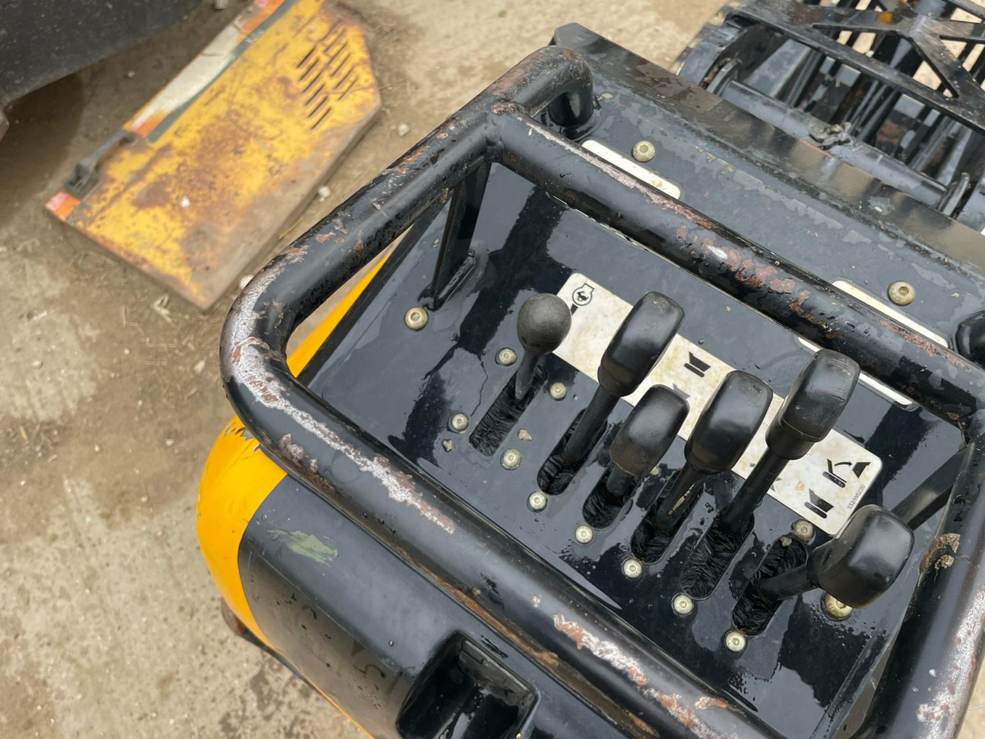 2019 JCB HTD-5 MINI TRACKED DUMPER, RUNS DRIVES AND DUMPS, HIGH TIP DUMP, 2 SPEED TRACKING *PLUS VAT - Image 7 of 10