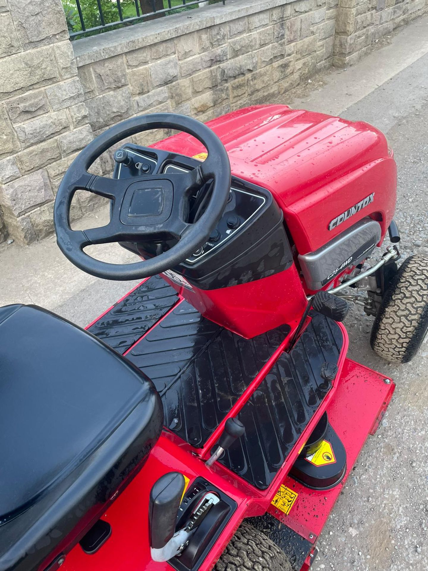 COUNTAX C25-4WD RIDE ON LAWN MOWER, RUNS AND WORKS, CUTS AND COLLECTS *NO VAT* - Image 6 of 7
