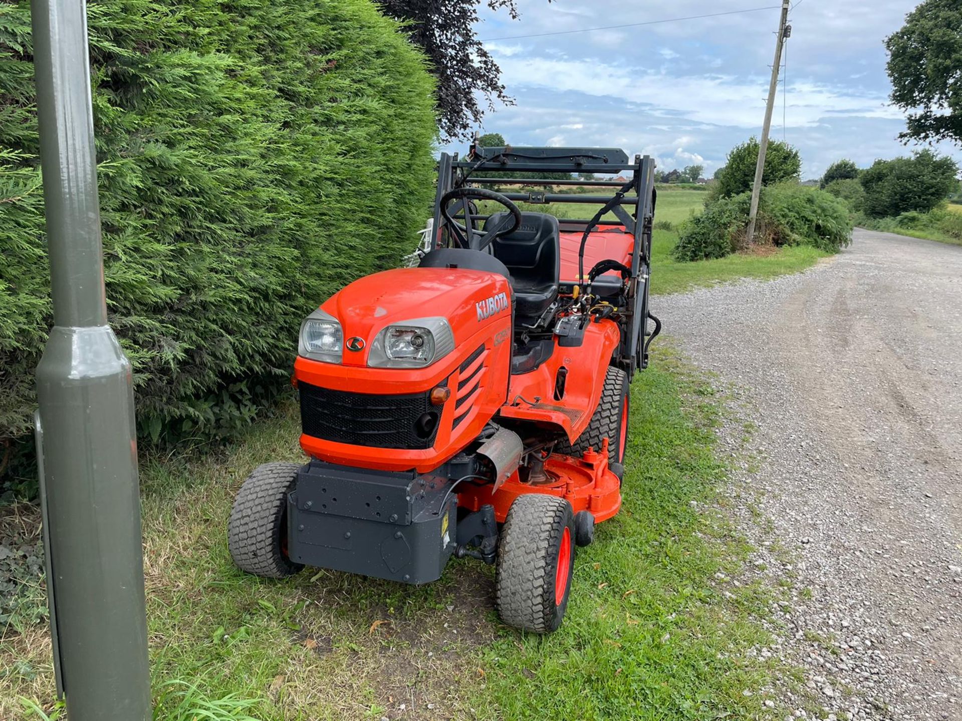 2013 KUBOTA G23-II RIDE ON HIGH TIP MOWER, RUNS AND DRIVES, SHOWING A LOW 771 HOURS *PLUS VAT* - Image 3 of 10