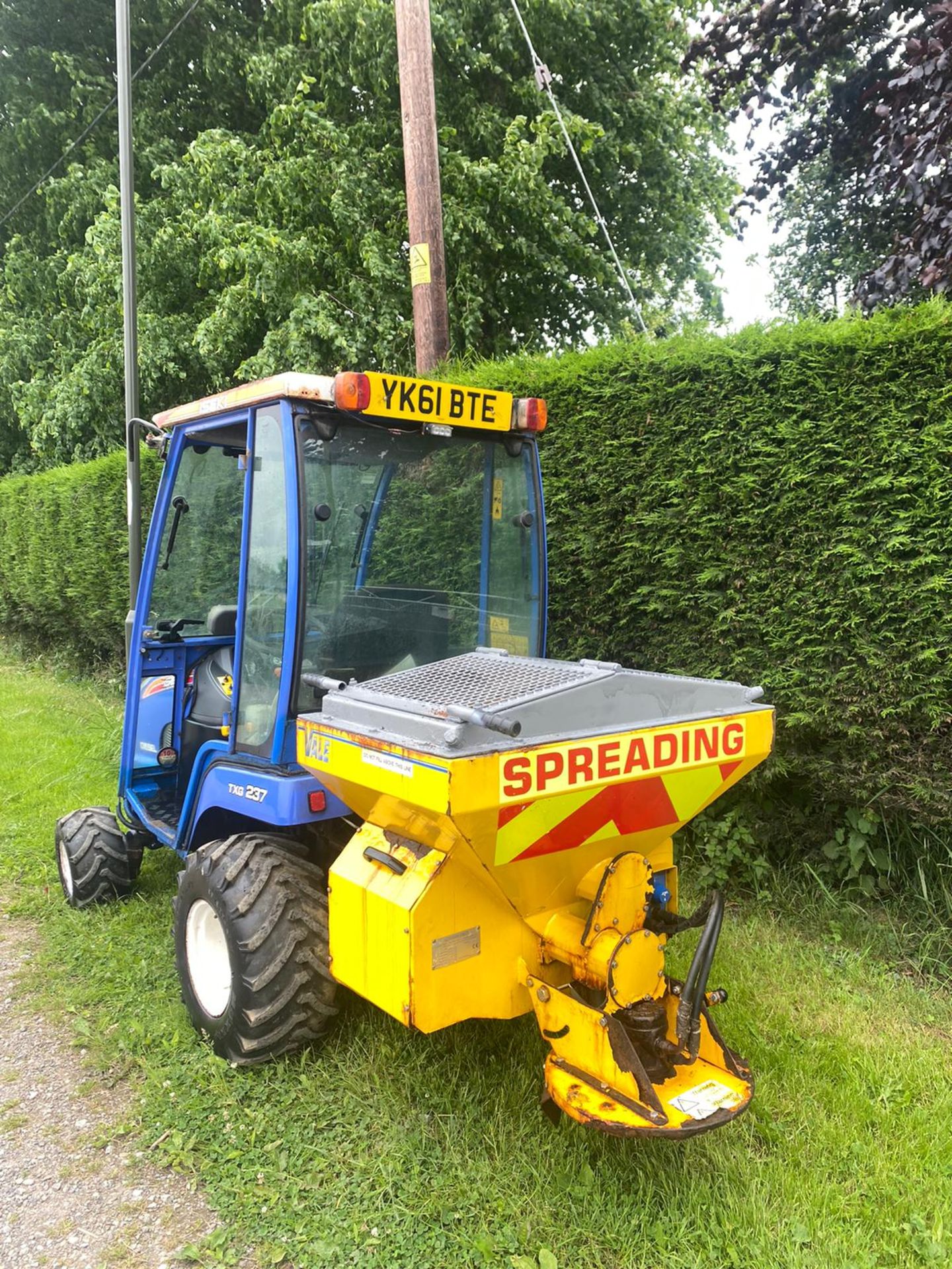 ISEKI TXG 237 COMPACT TRACTOR WITH SPREADER, 4 WHEEL DRIVE, 414 RECORDED HOURS *PLUS VAT* - Image 4 of 9