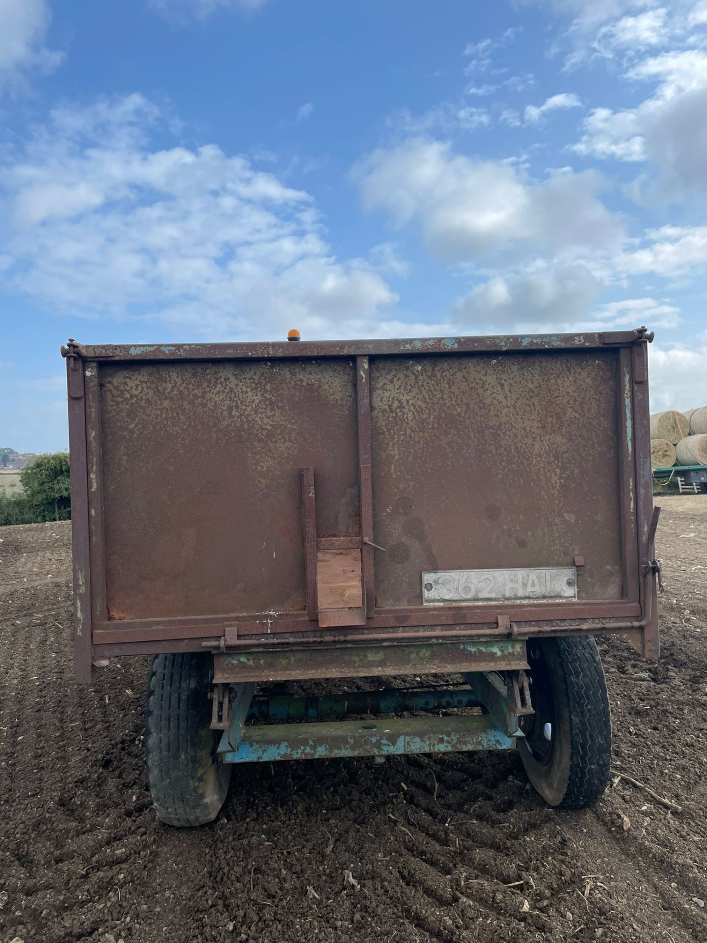 TRACTOR DUMP CORN TRAILER, TOWS AND TIPS OKAY *NO VAT* - Image 4 of 5