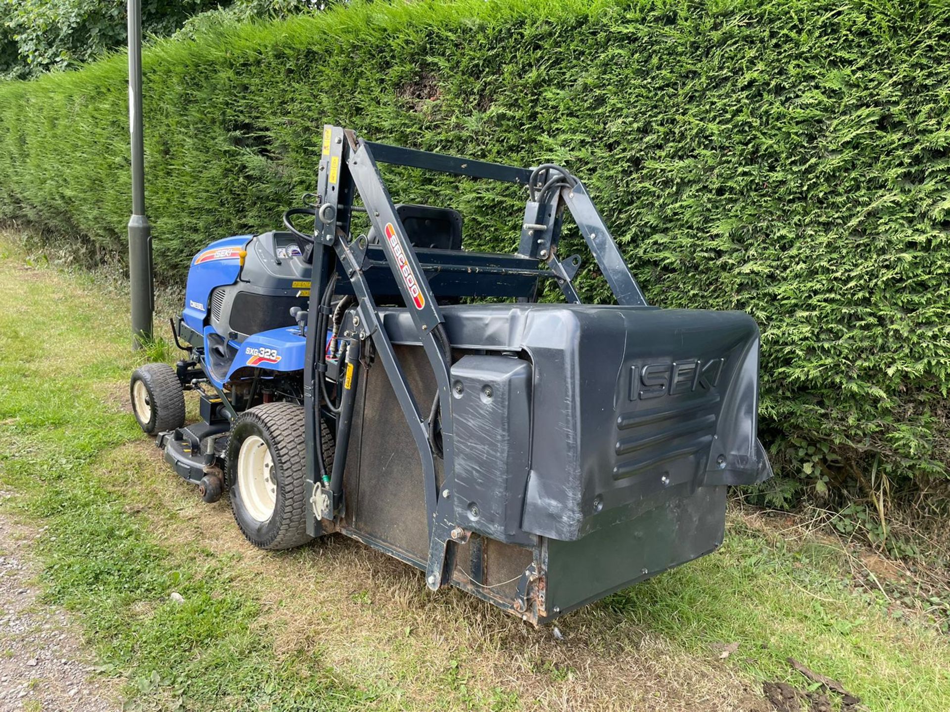 2012 IDEKI SXG 323 HIGH TIP DIESEL RIDE ON MOWER, RUNS DRIVES AND CUTS, HYDROSTATIC *PLUS VAT* - Image 6 of 10