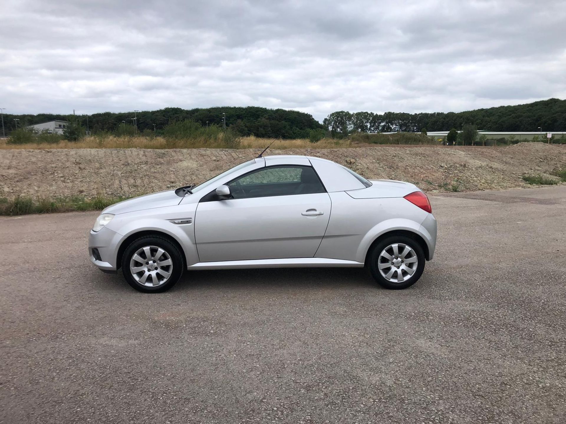 2007 VAUXHALL TIGRA TWINPORT SILVER CONVERTIBLE, 80,000 MILES, 2 SEATS, 1364cc PETROL *NO VAT* - Image 5 of 13