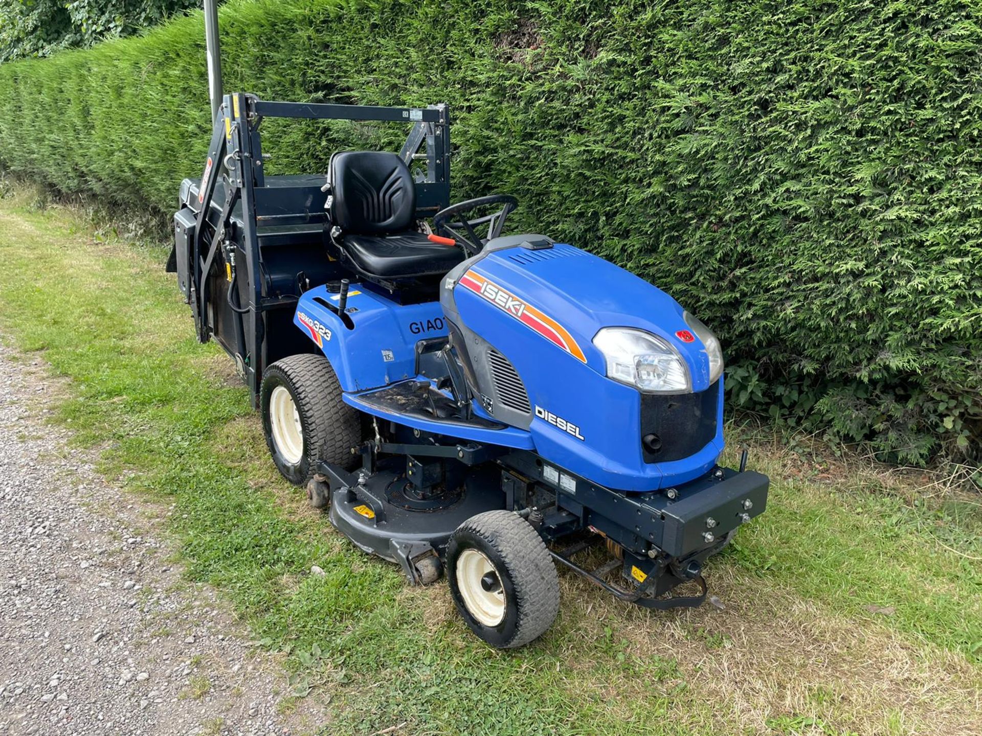 2012 IDEKI SXG 323 HIGH TIP DIESEL RIDE ON MOWER, RUNS DRIVES AND CUTS, HYDROSTATIC *PLUS VAT* - Image 3 of 10