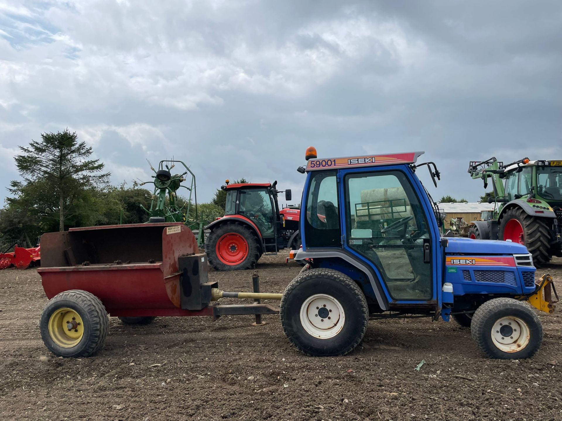 ISEKI TH4 COMPACT TRACTOR WITH MUCK SPREADER, 678 HOURS, 4 WHEEL DRIVE, RUNS WORKS SPREADS *PLUS VAT